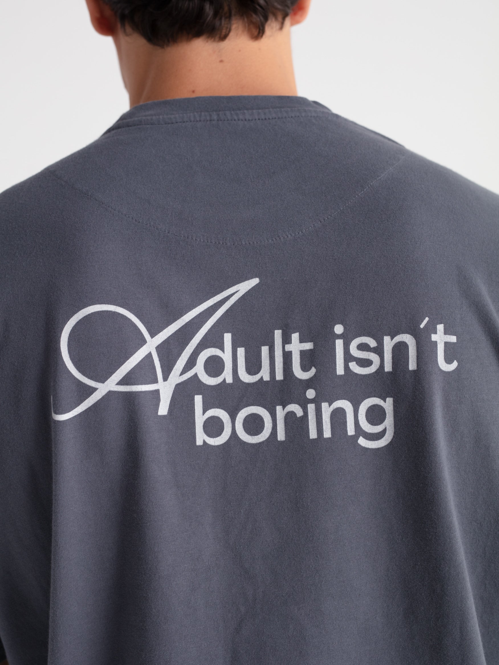 Camiseta oversize "Adult isn't boring"
