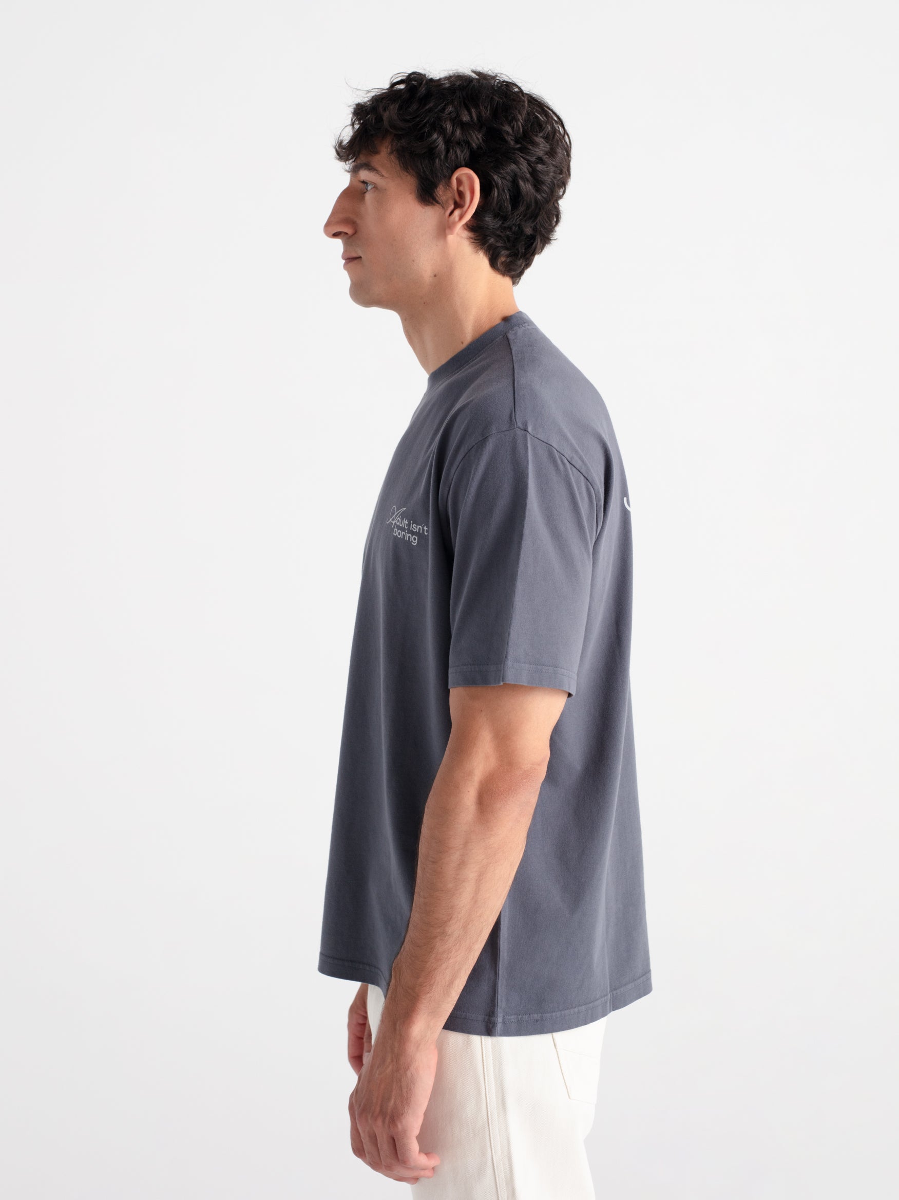 Camiseta oversize "Adult isn't boring"