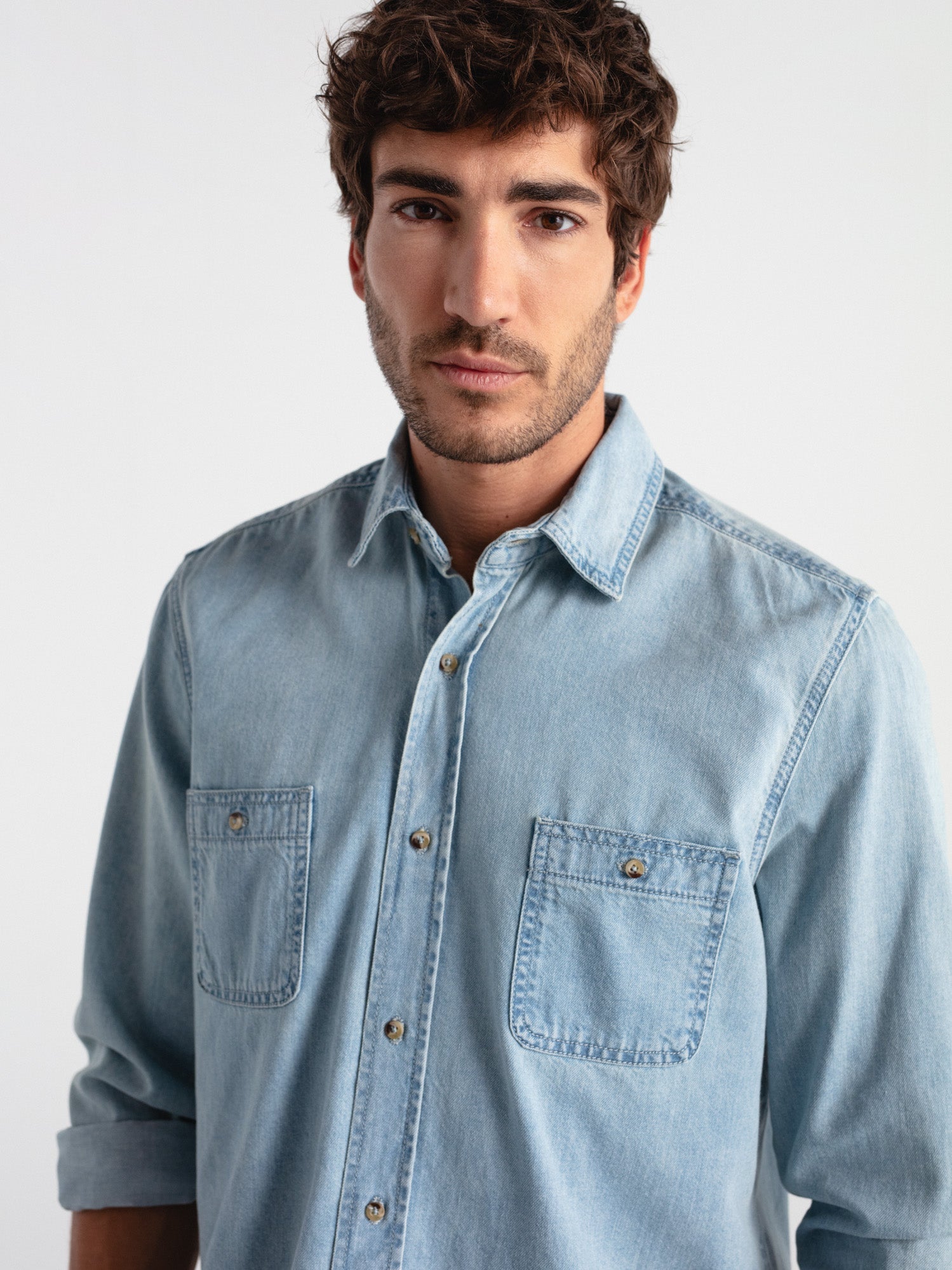 Camisa regular denim con bolsillos