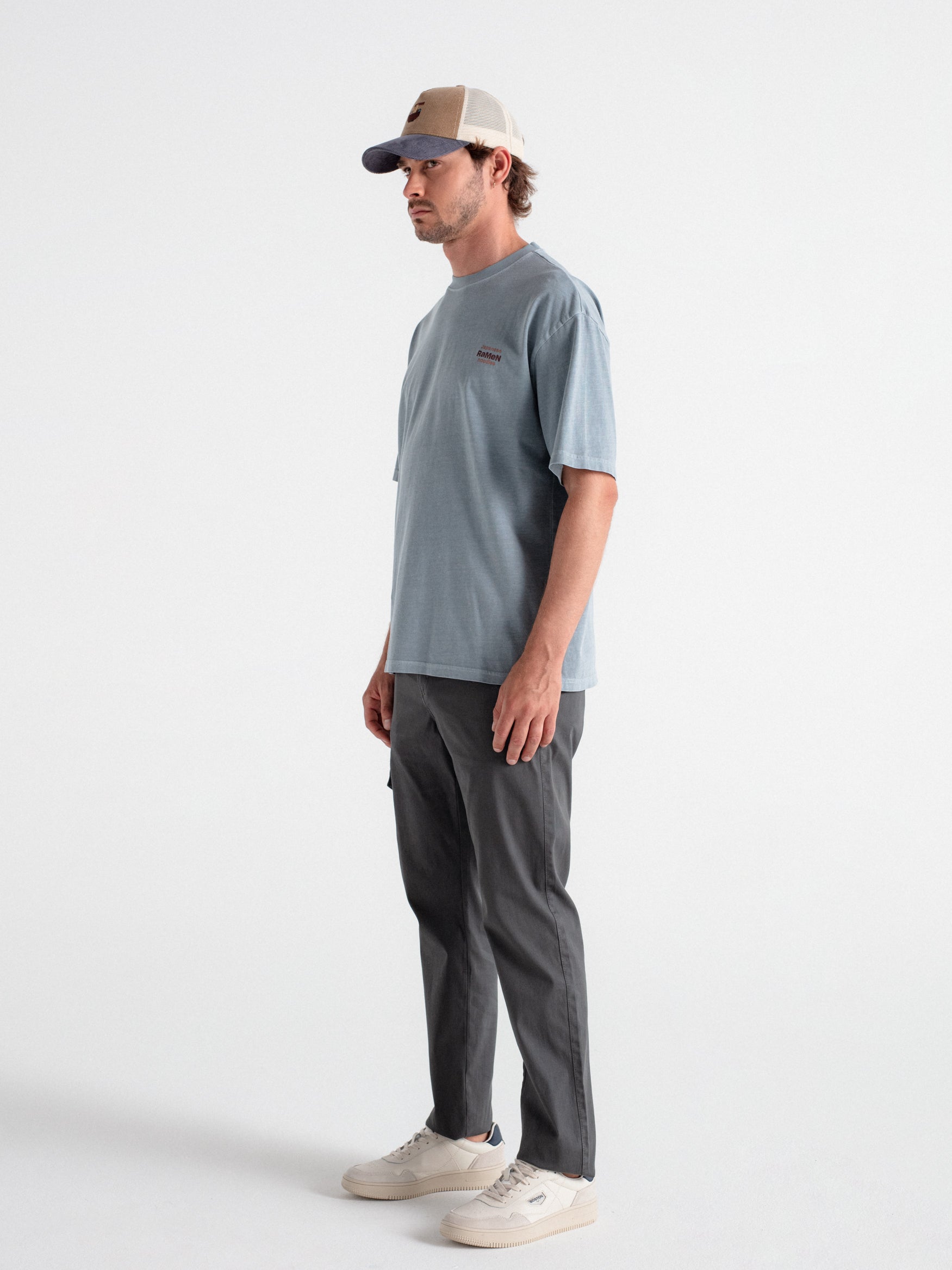 Pantalón regular fit cargo con estructura