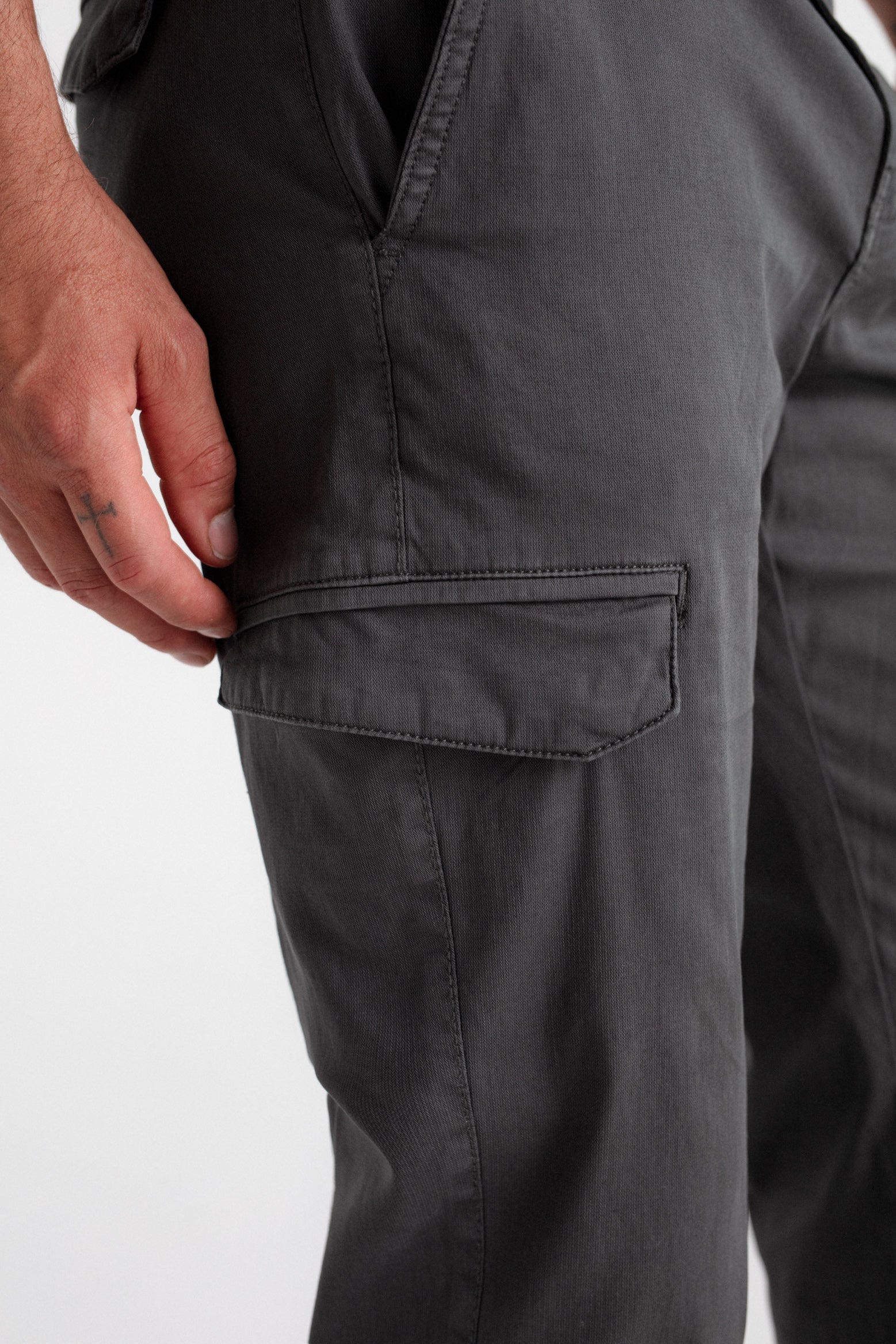 Pantalón regular fit cargo con estructura