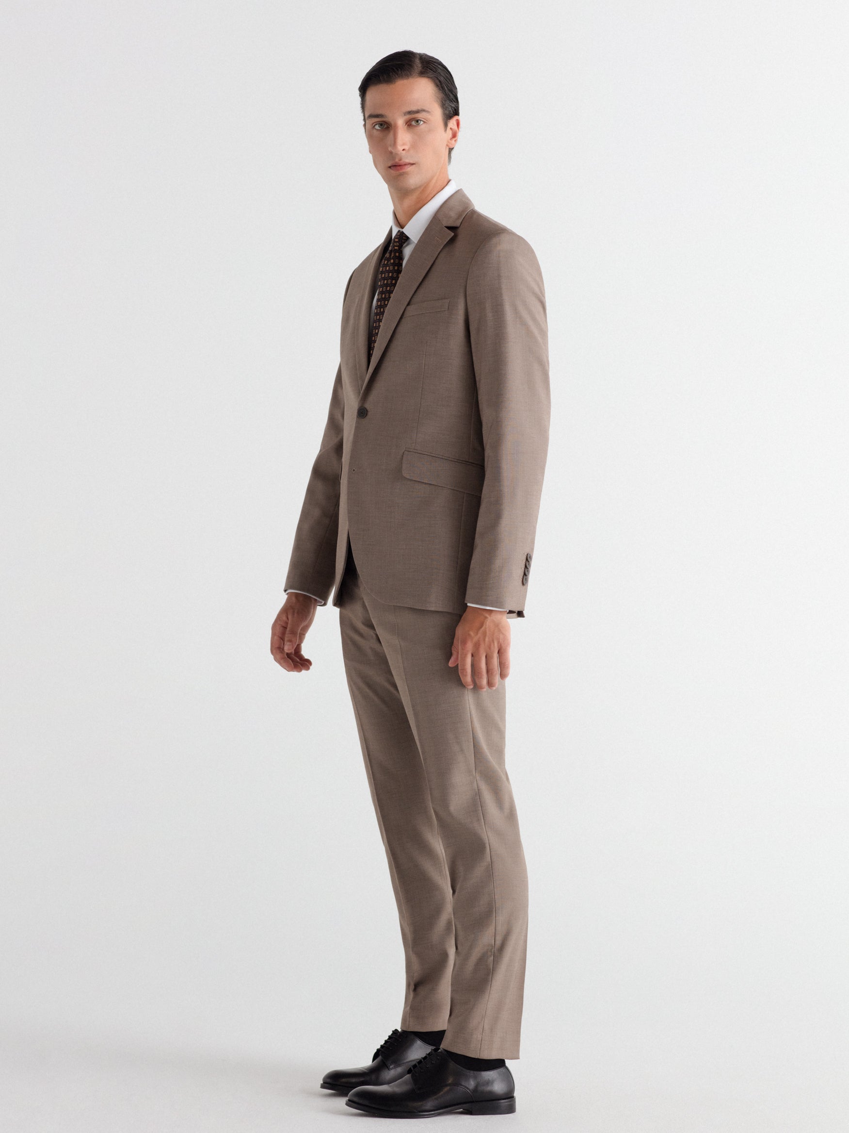 Pantalón traje slim fit falso liso