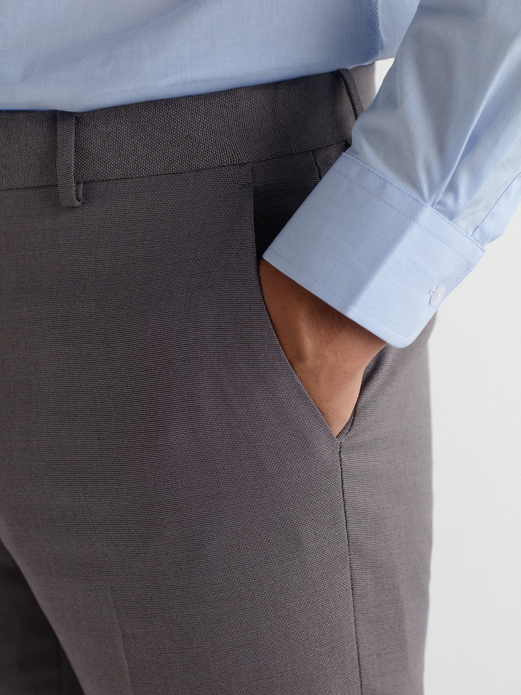 Pantalón traje slim fit falso liso