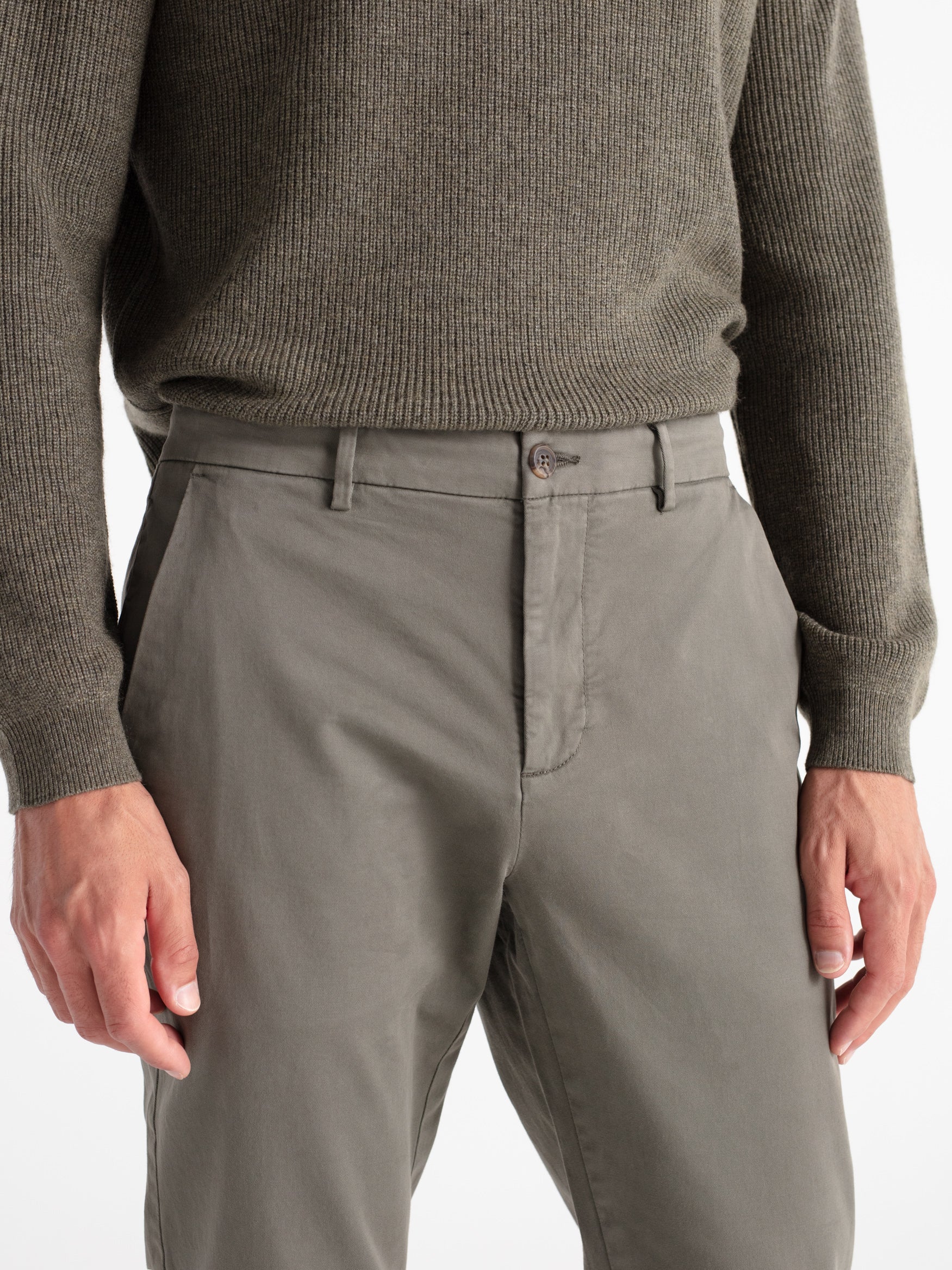 Pantalón chino slim fit esencial