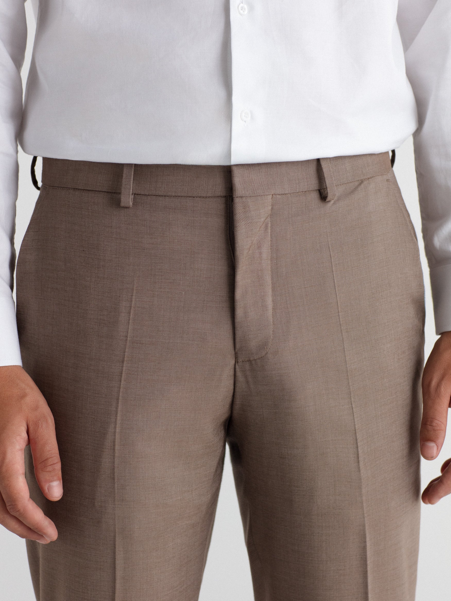 Pantalón traje slim fit falso liso