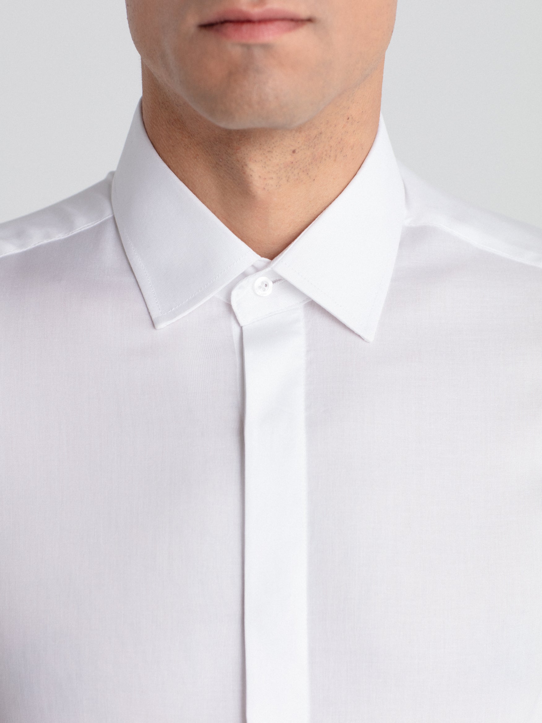 Camisa slim fit botones ocultos