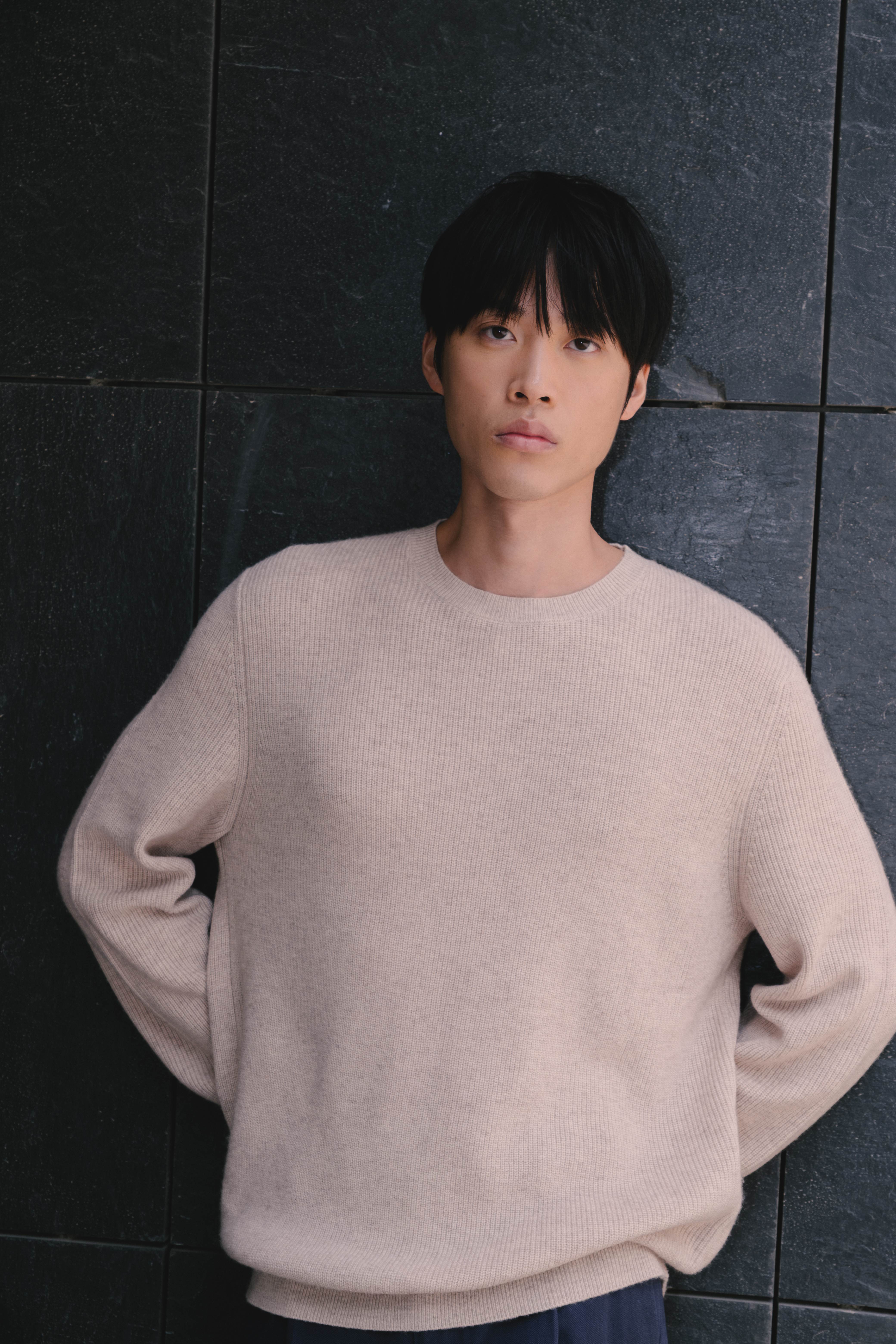 Wool sweater, boxy neck, English stitch.