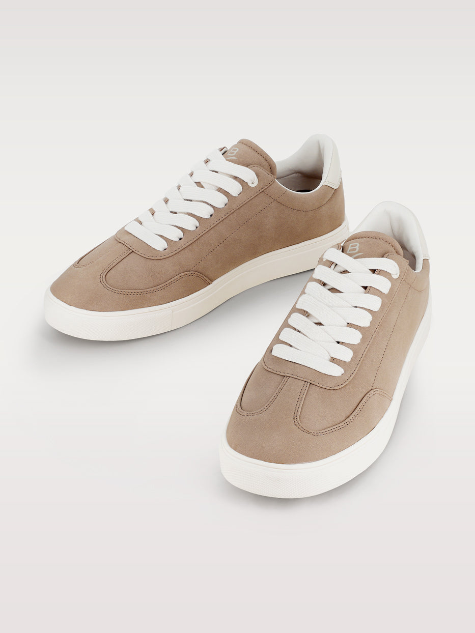 Minimalist casual sneaker