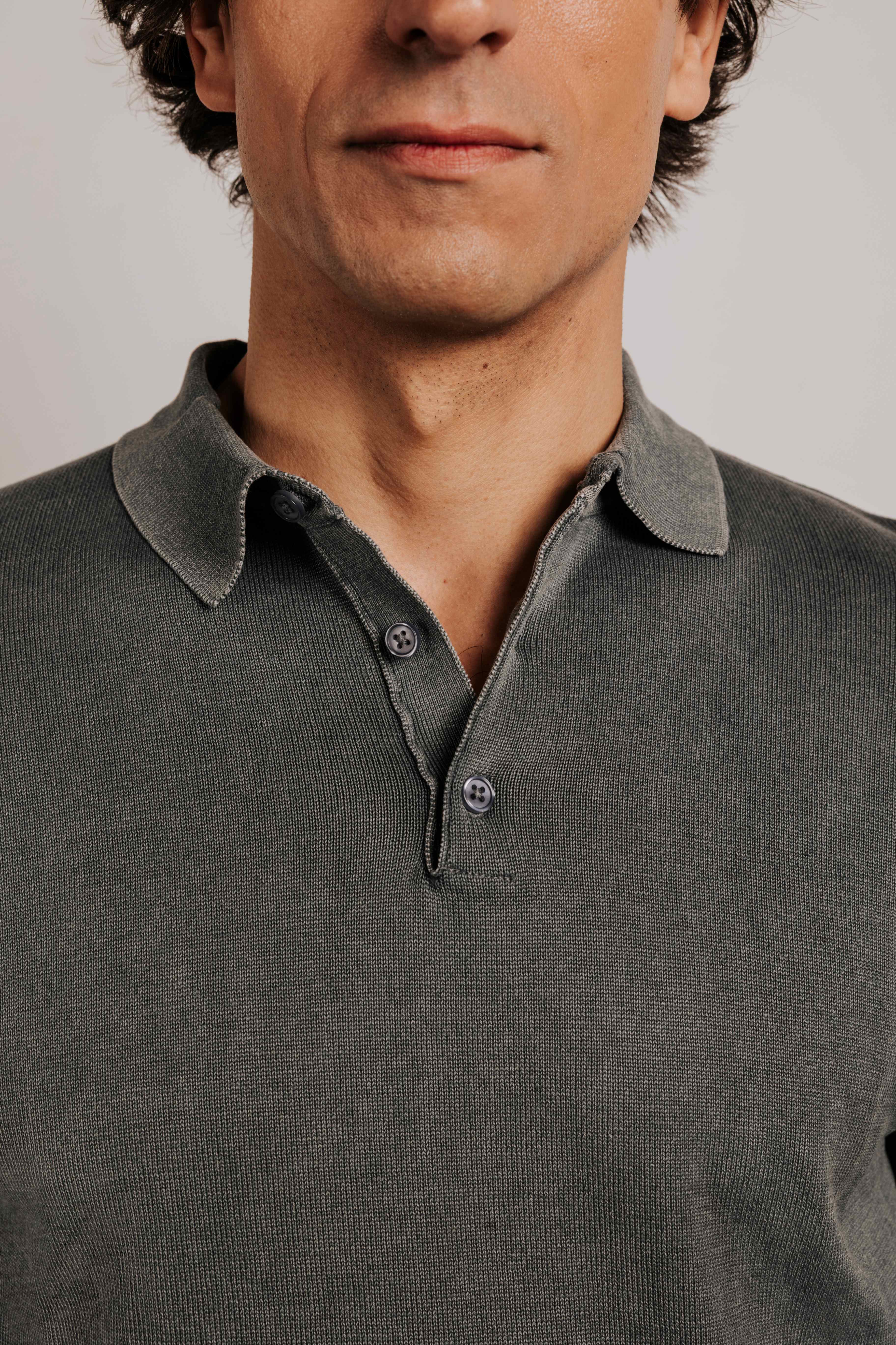 Acid-washed knitted polo shirt