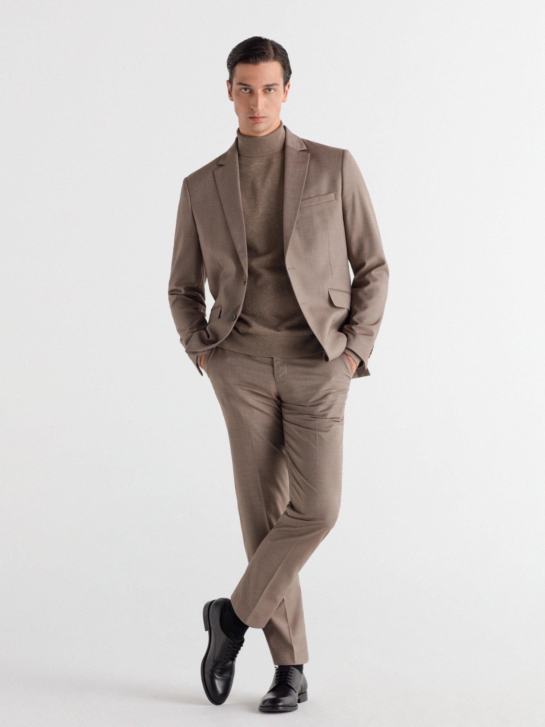 Pantalón traje slim fit falso liso