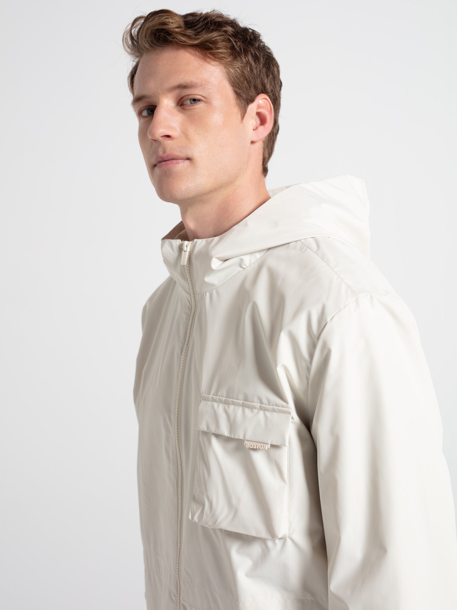 Cazadora ligera con capucha