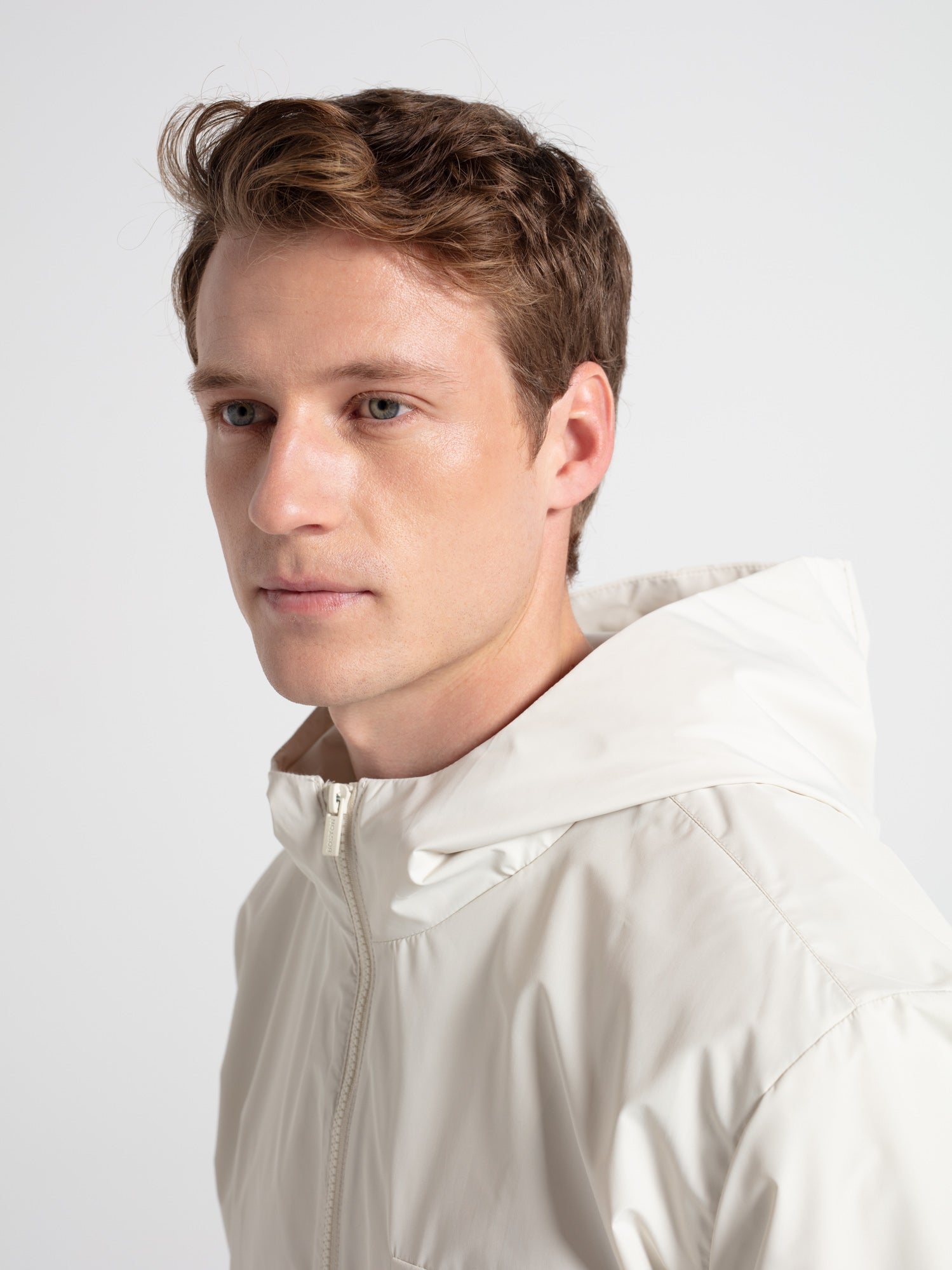 Cazadora ligera con capucha