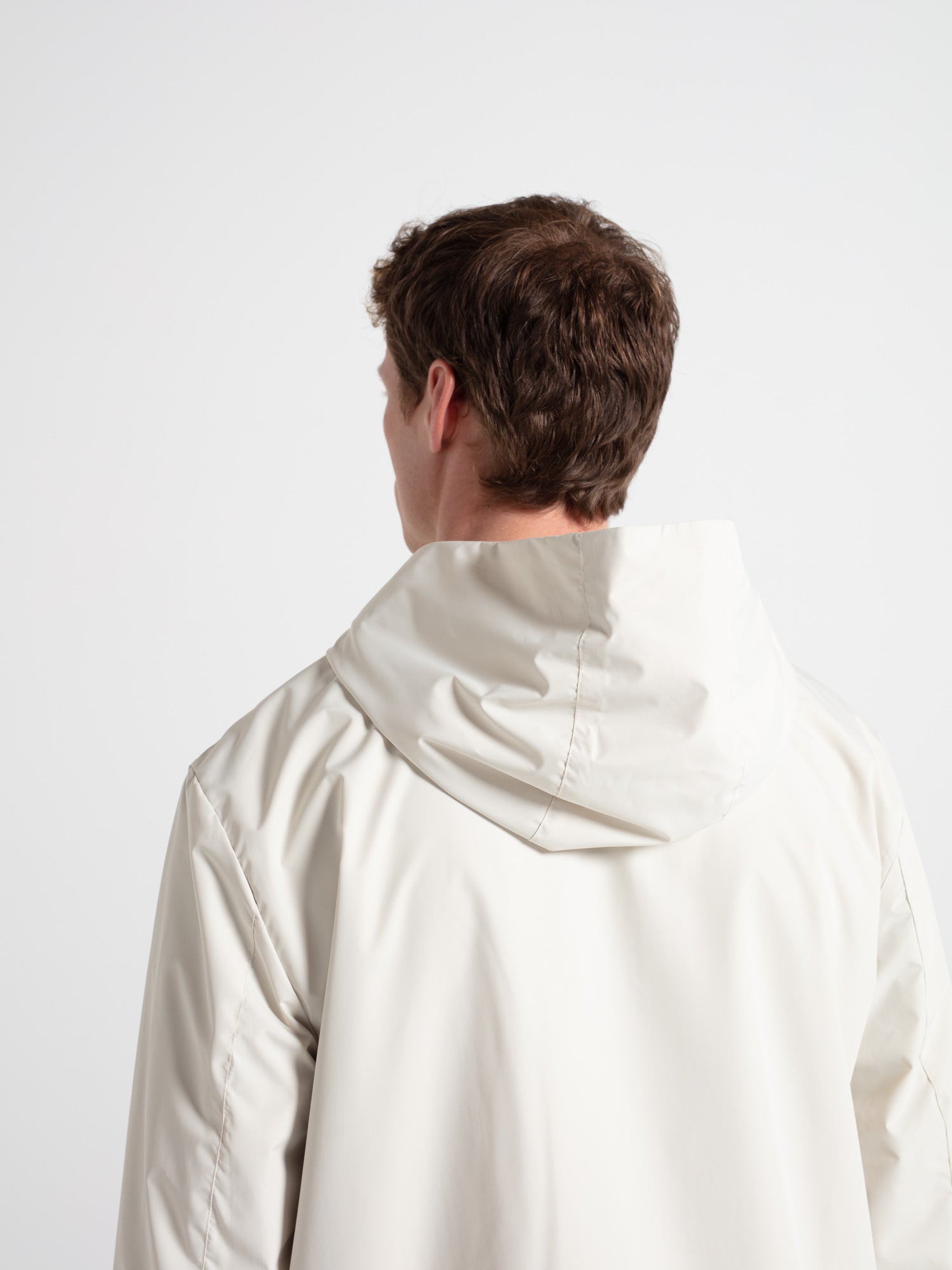 Cazadora ligera con capucha