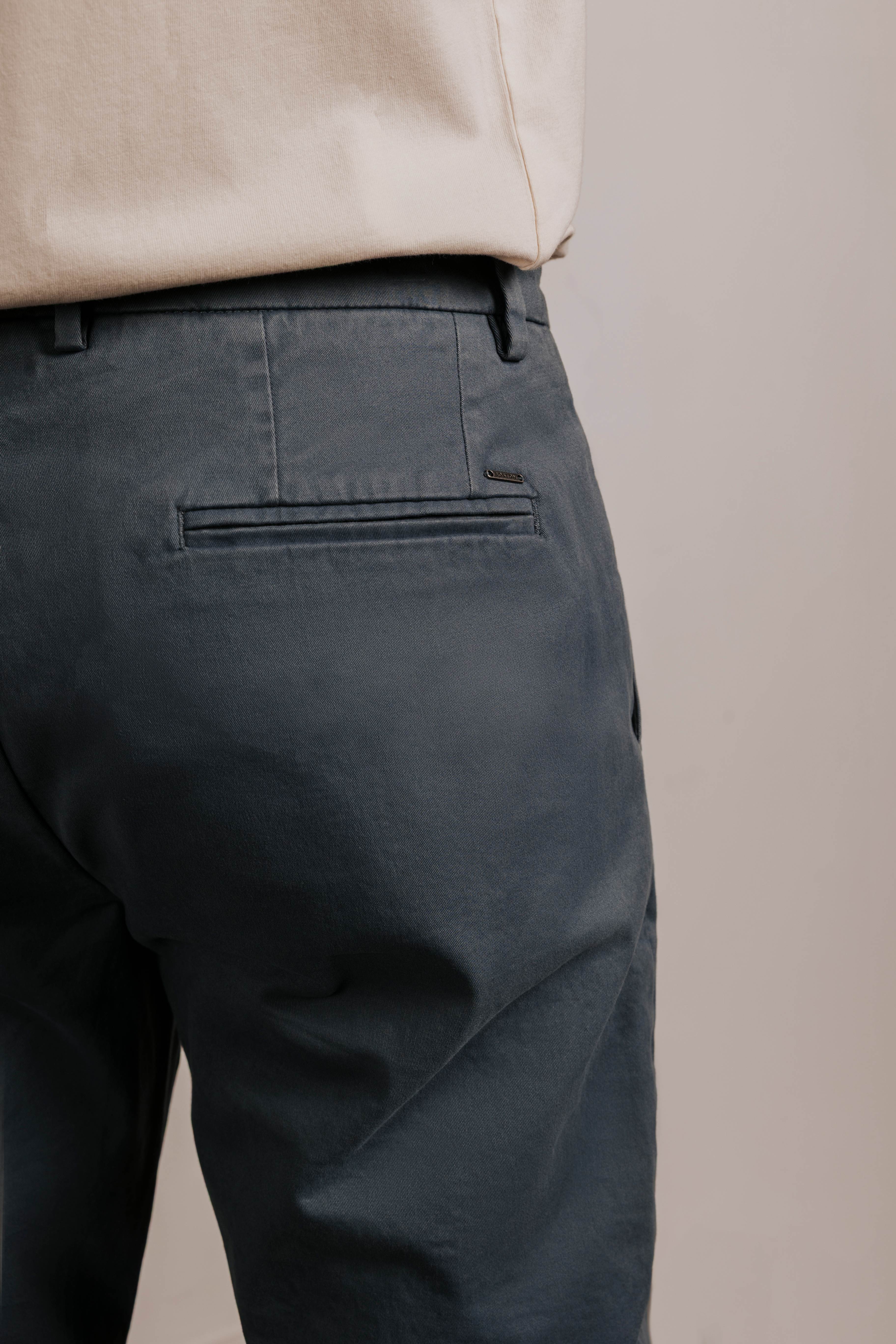 Pantalón chino slim fit esencial