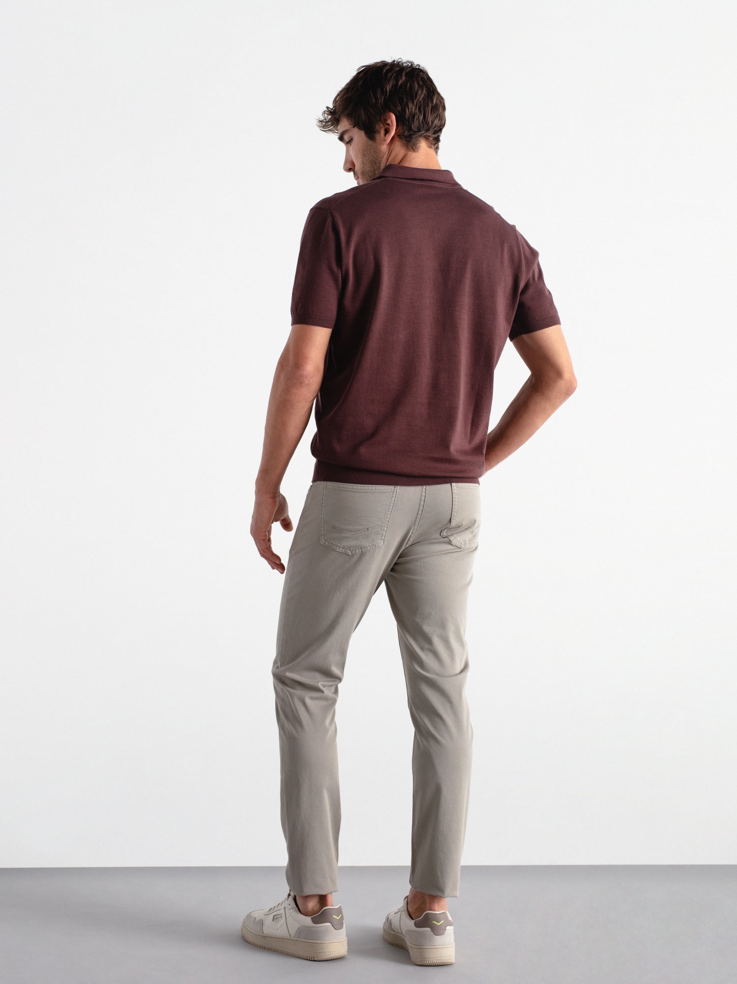 Pantalón slim fit sarga