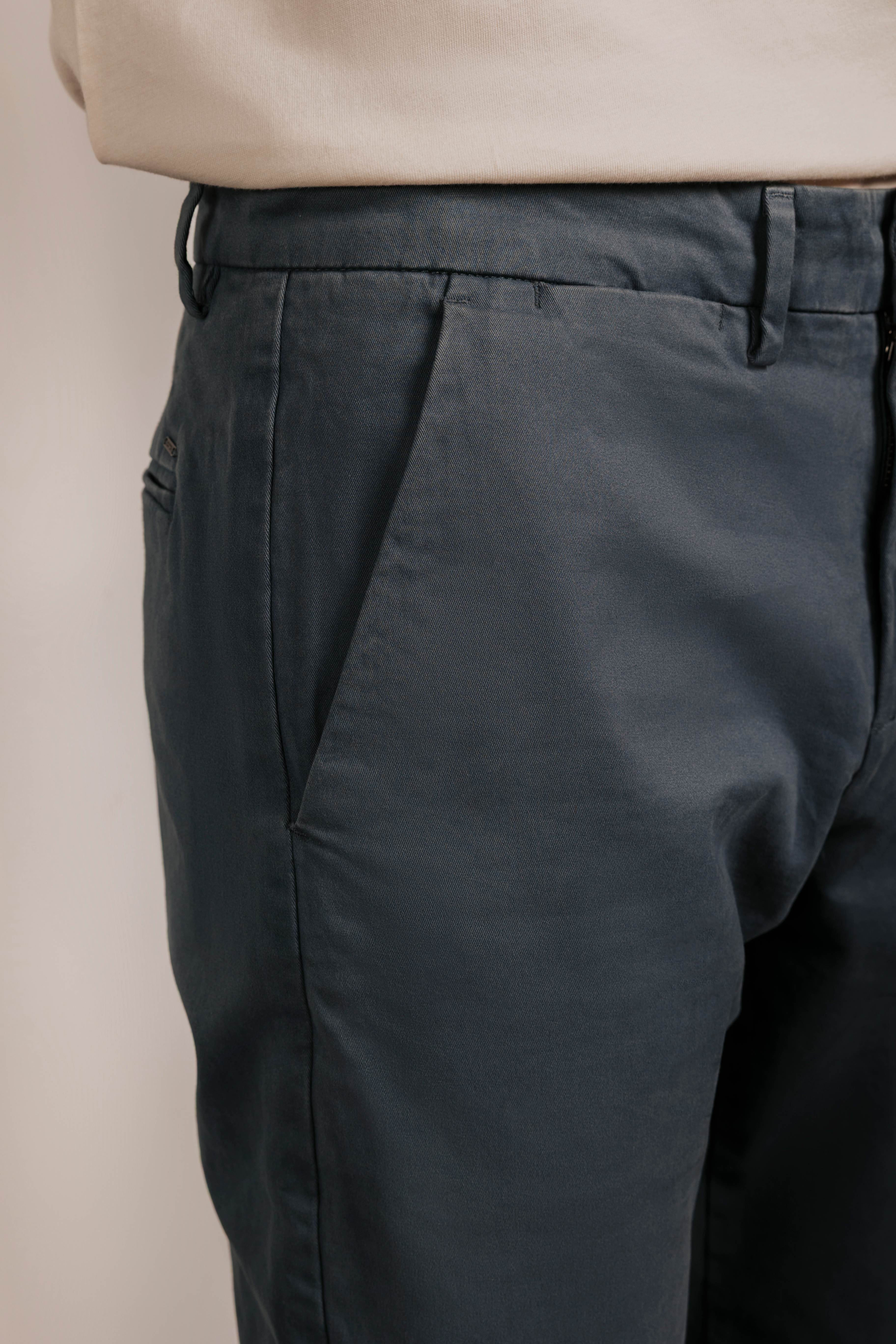 Pantalón chino slim fit esencial