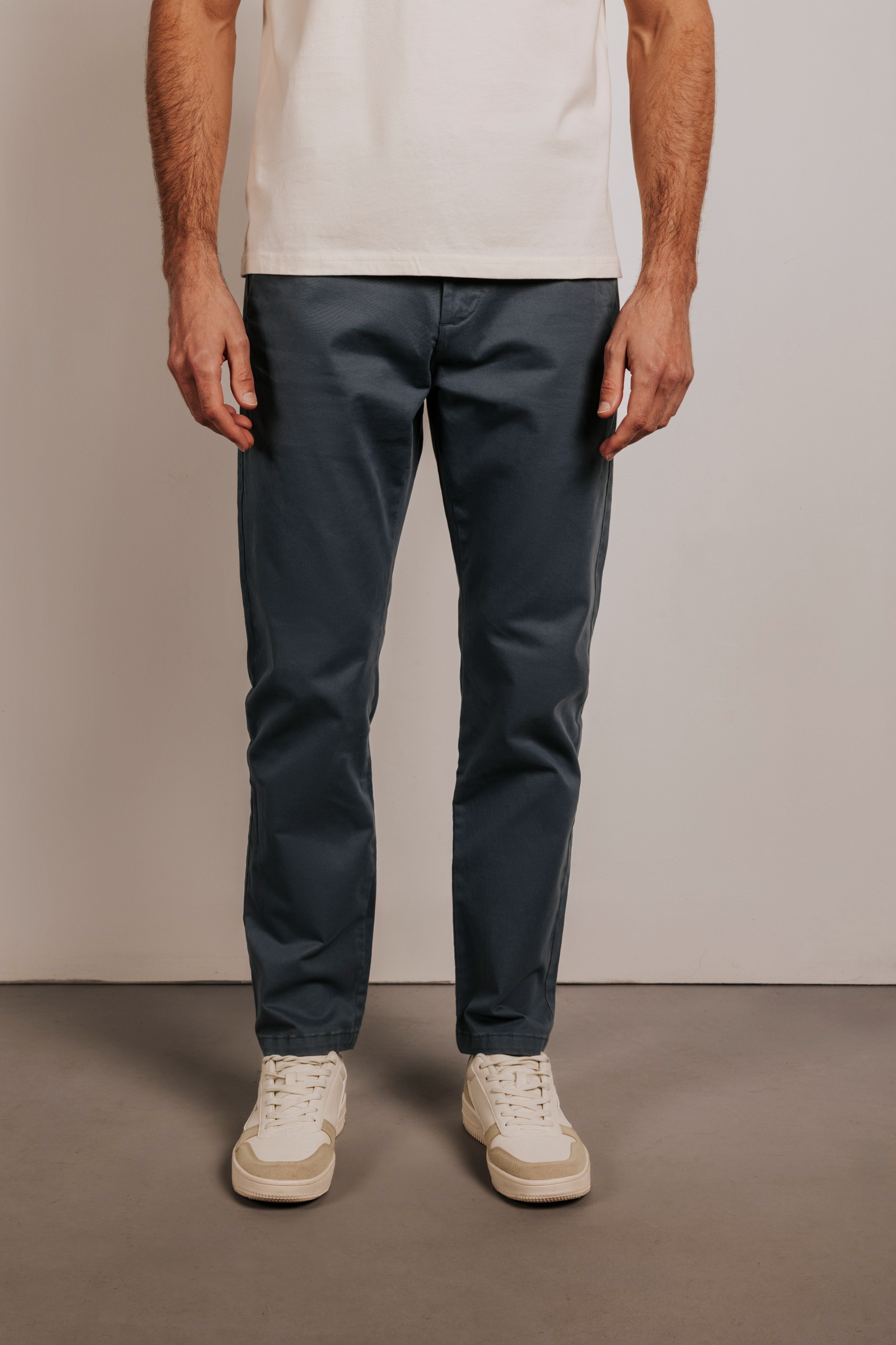 Pantalón chino slim fit esencial