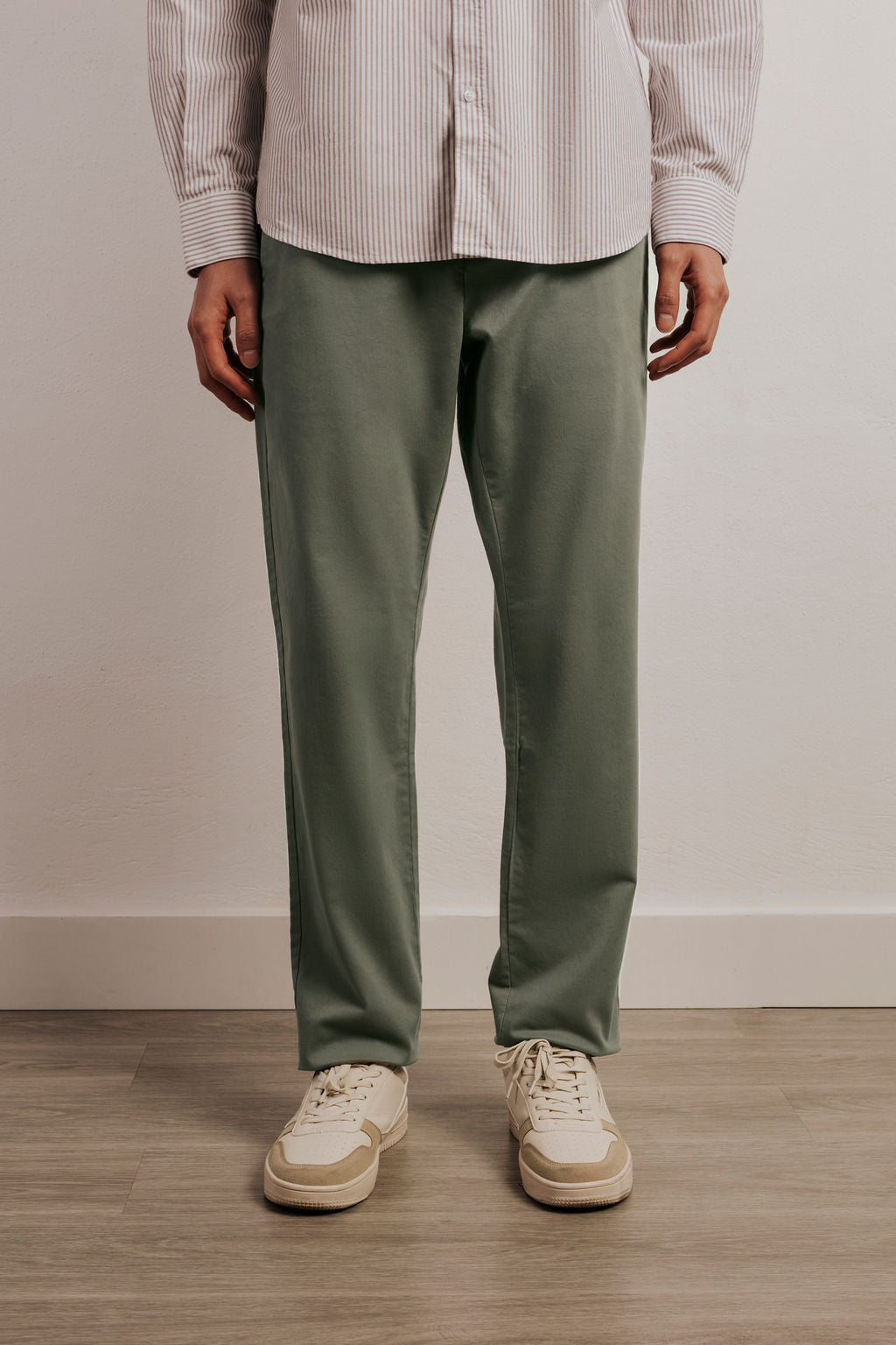 Pantalón chino slim fit esencial