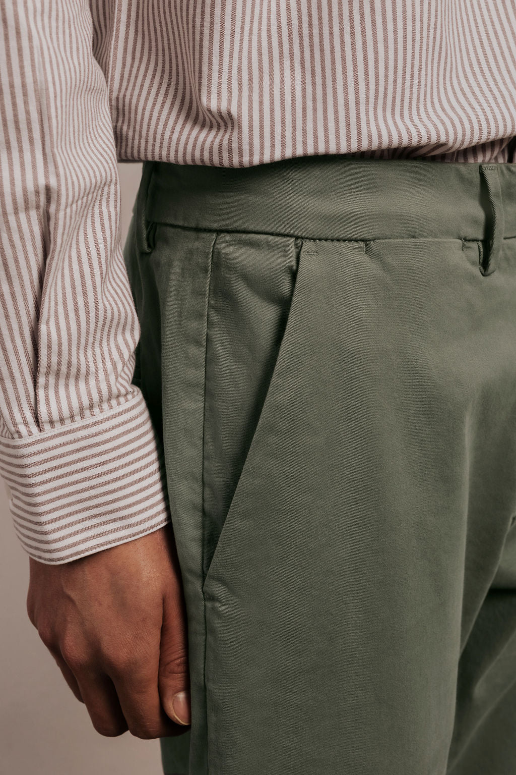 Pantalón chino slim fit esencial