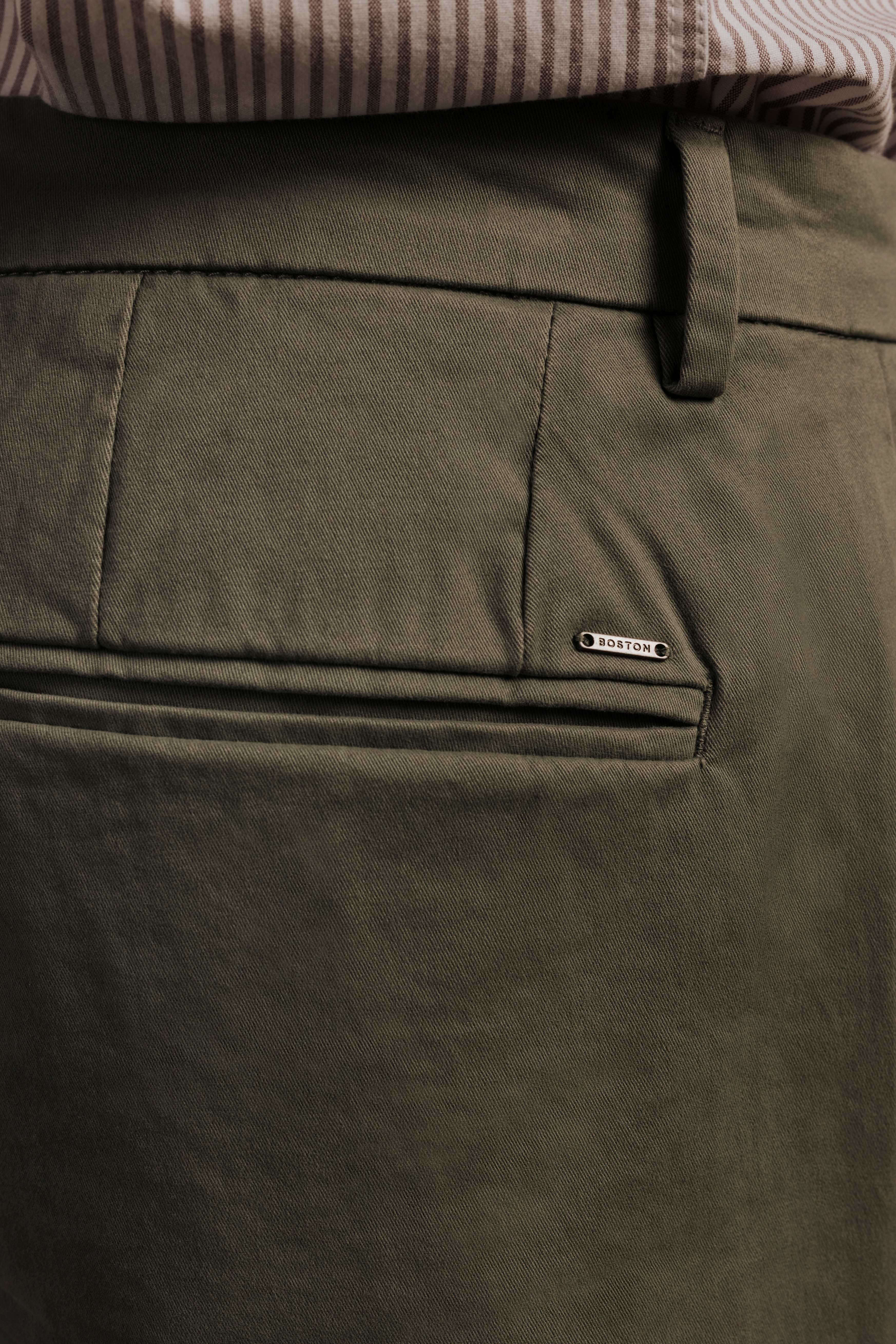 Pantalón chino slim fit esencial