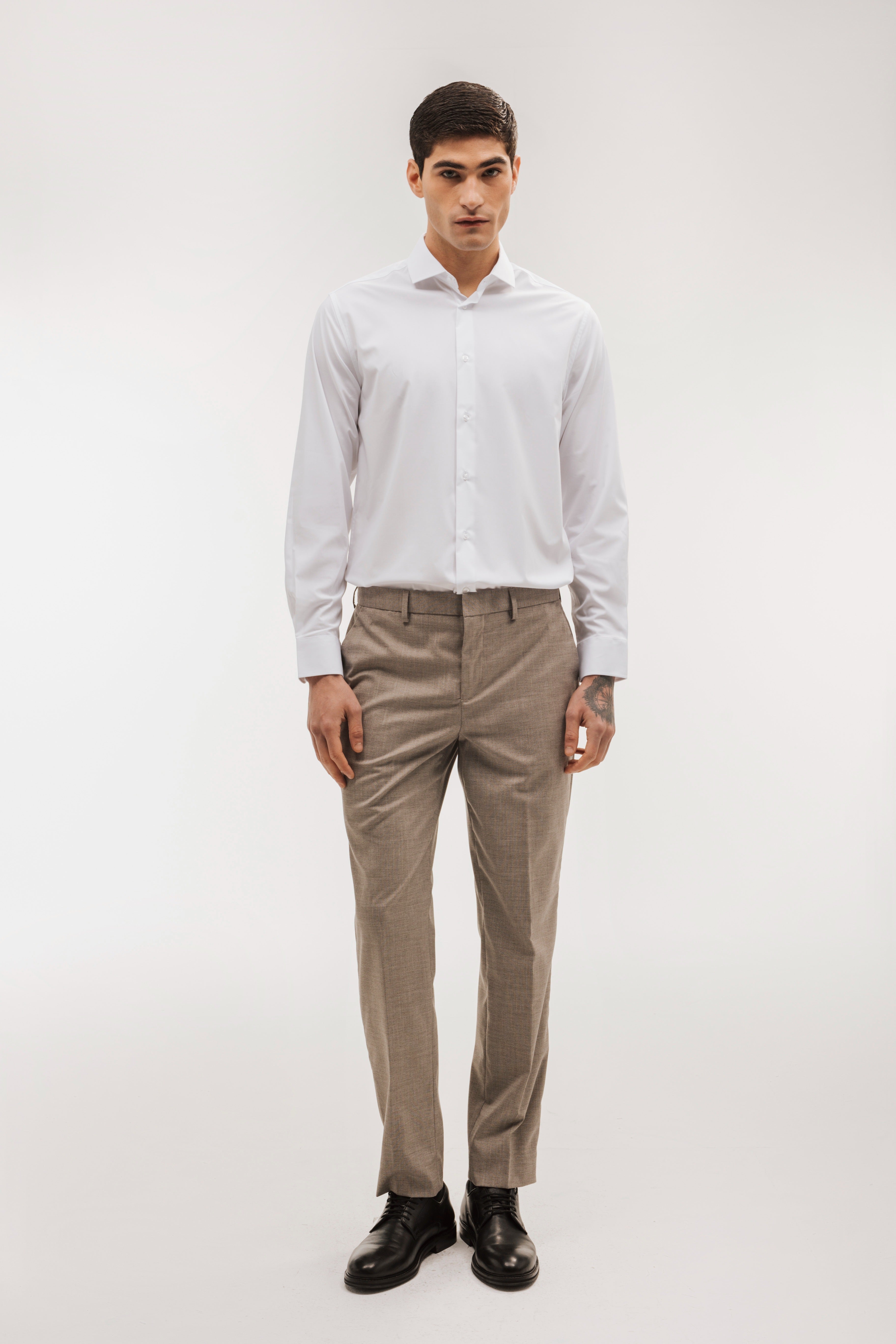 Pantalón traje slim fit falso liso