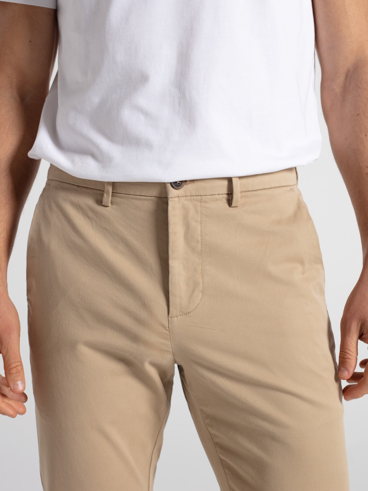 Pantalón chino slim fit esencial