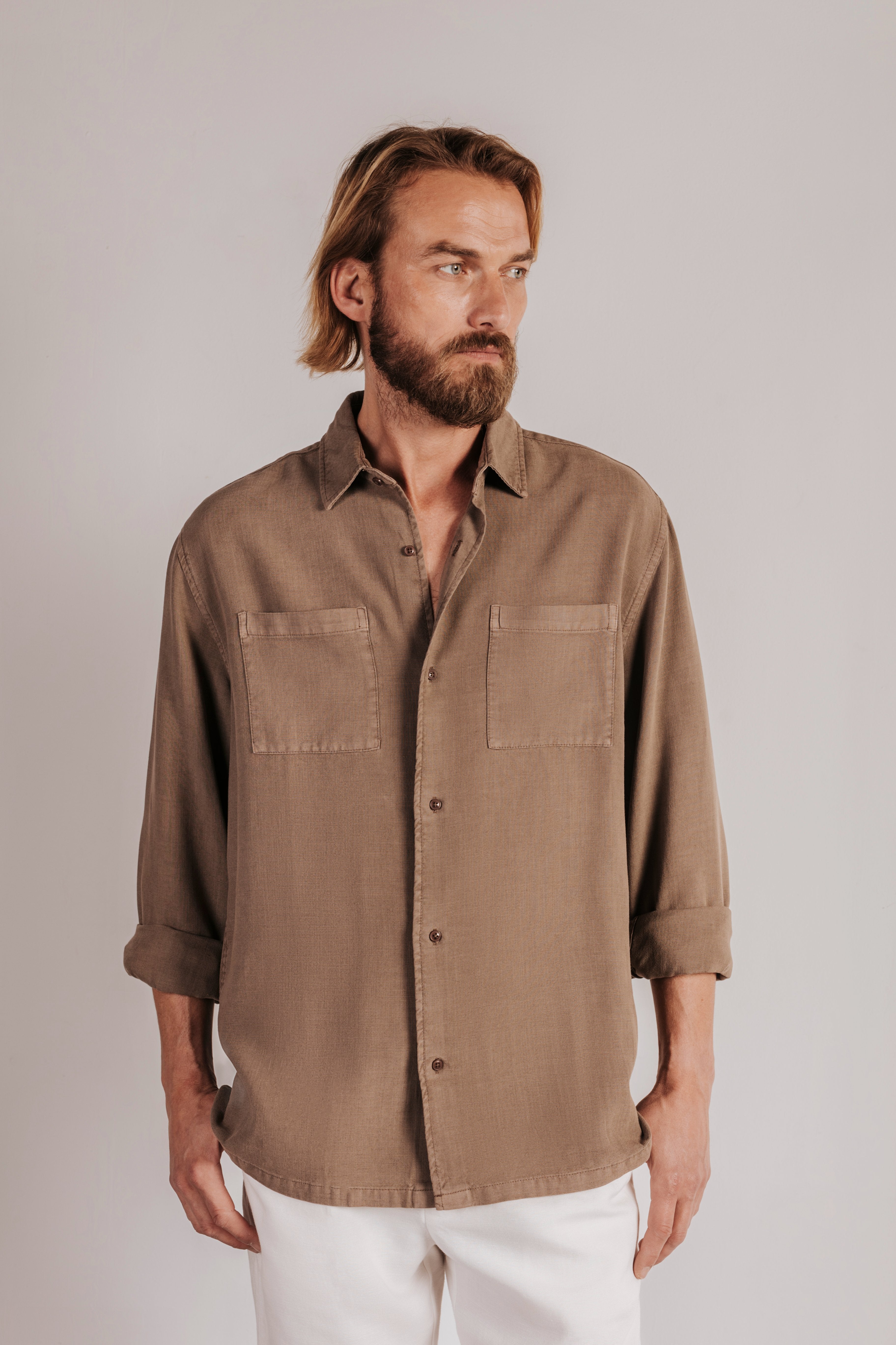 Camisa regular fit con bolsillo