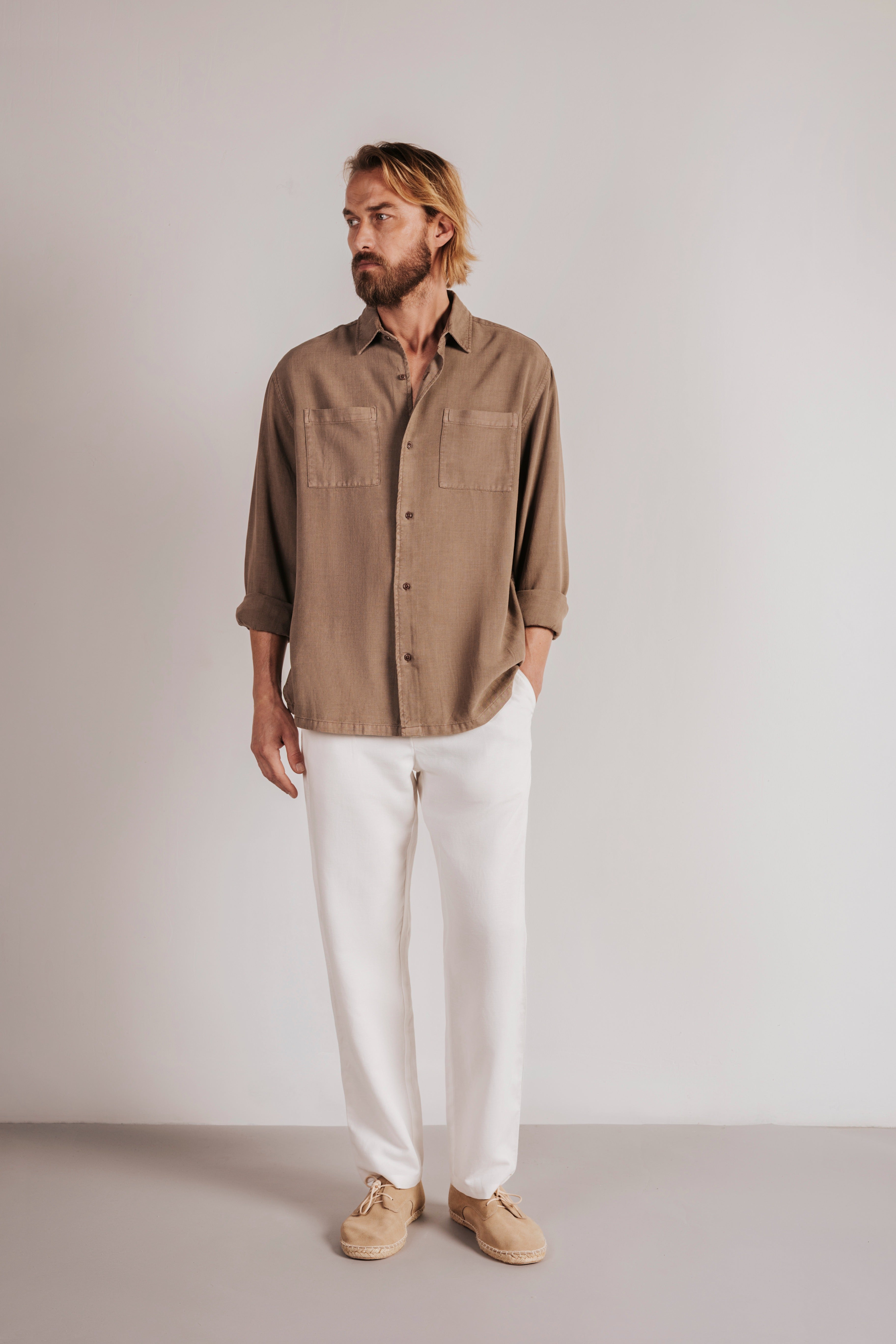 Camisa regular fit con bolsillo