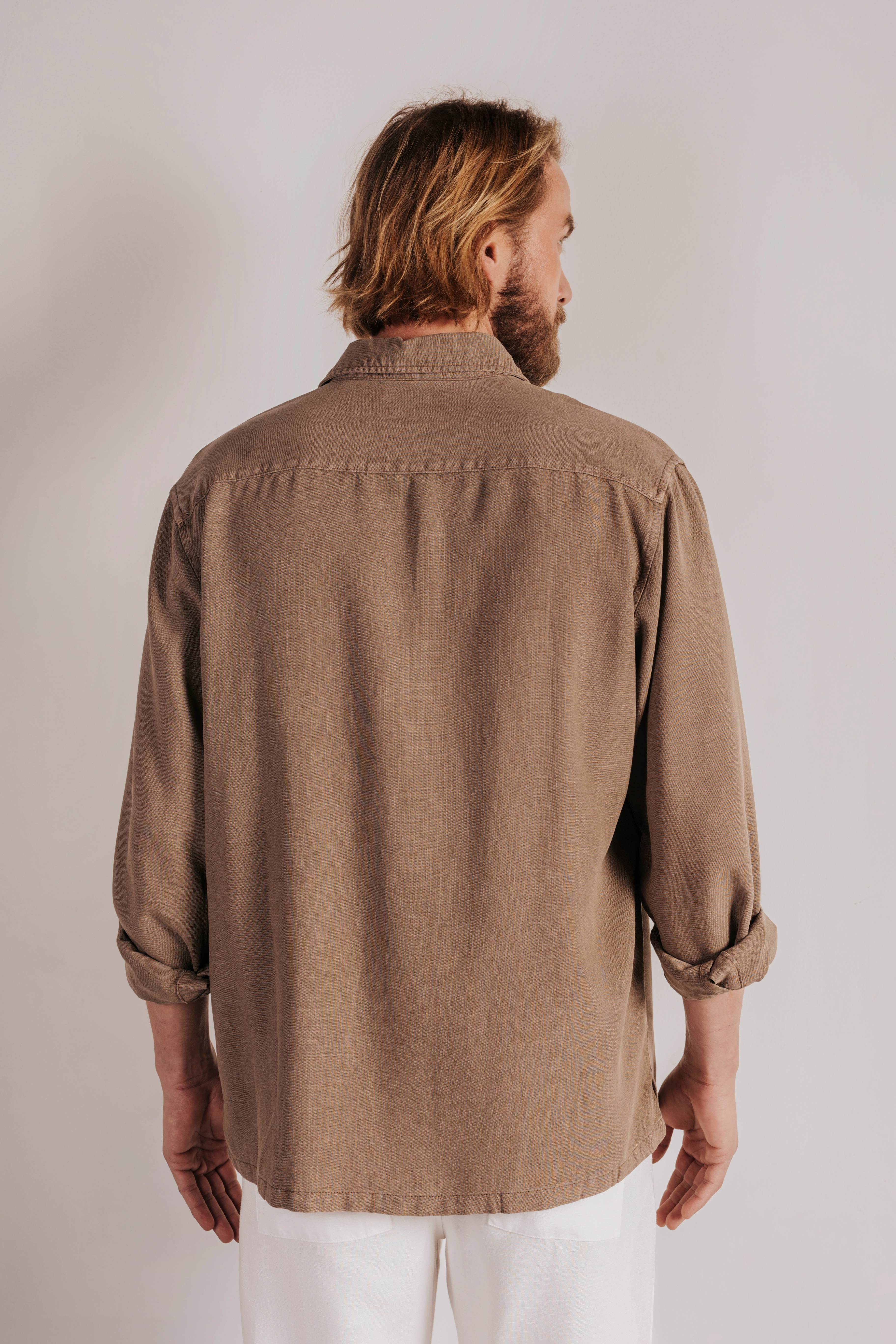 Camisa regular fit con bolsillo