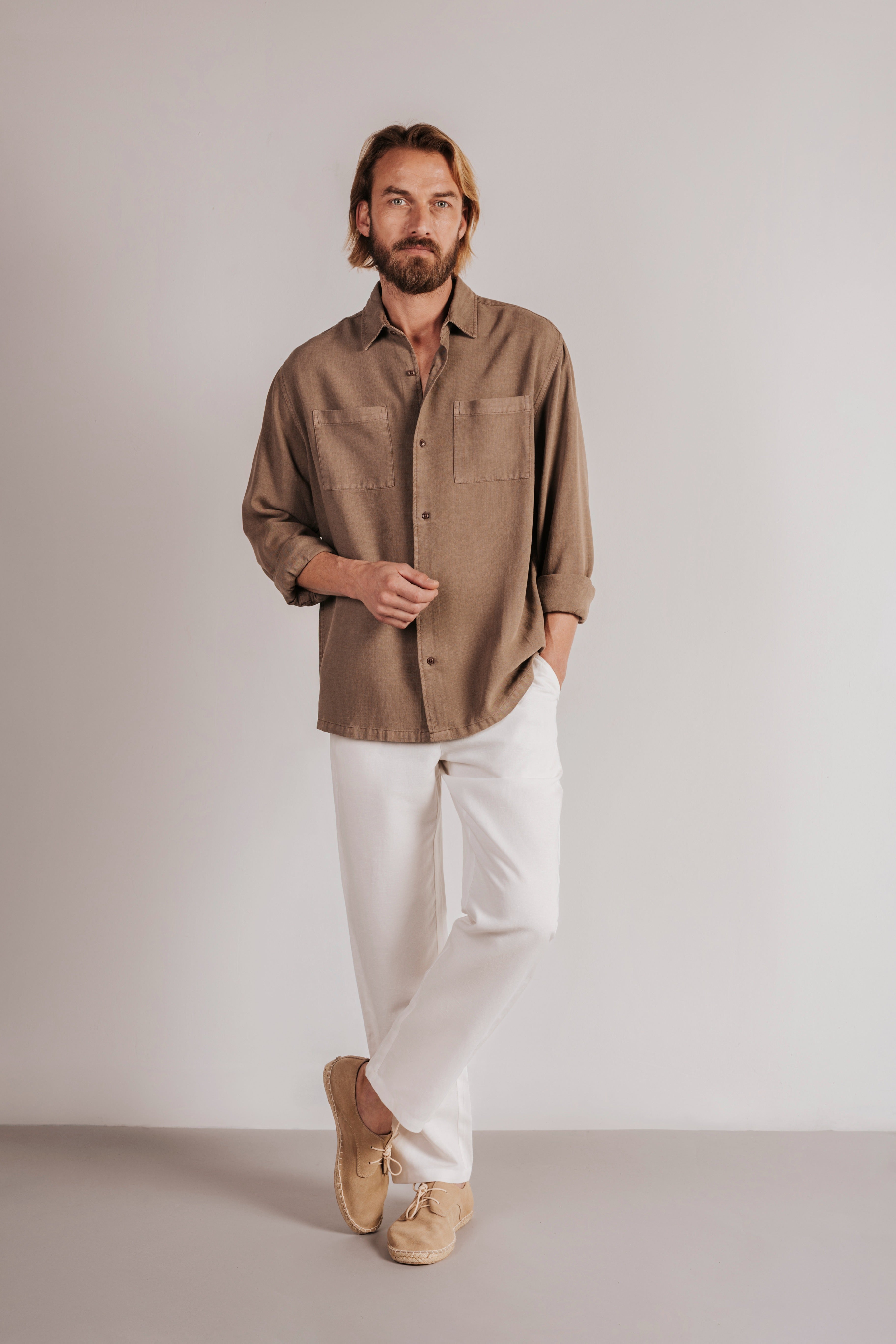 Camisa regular fit con bolsillo