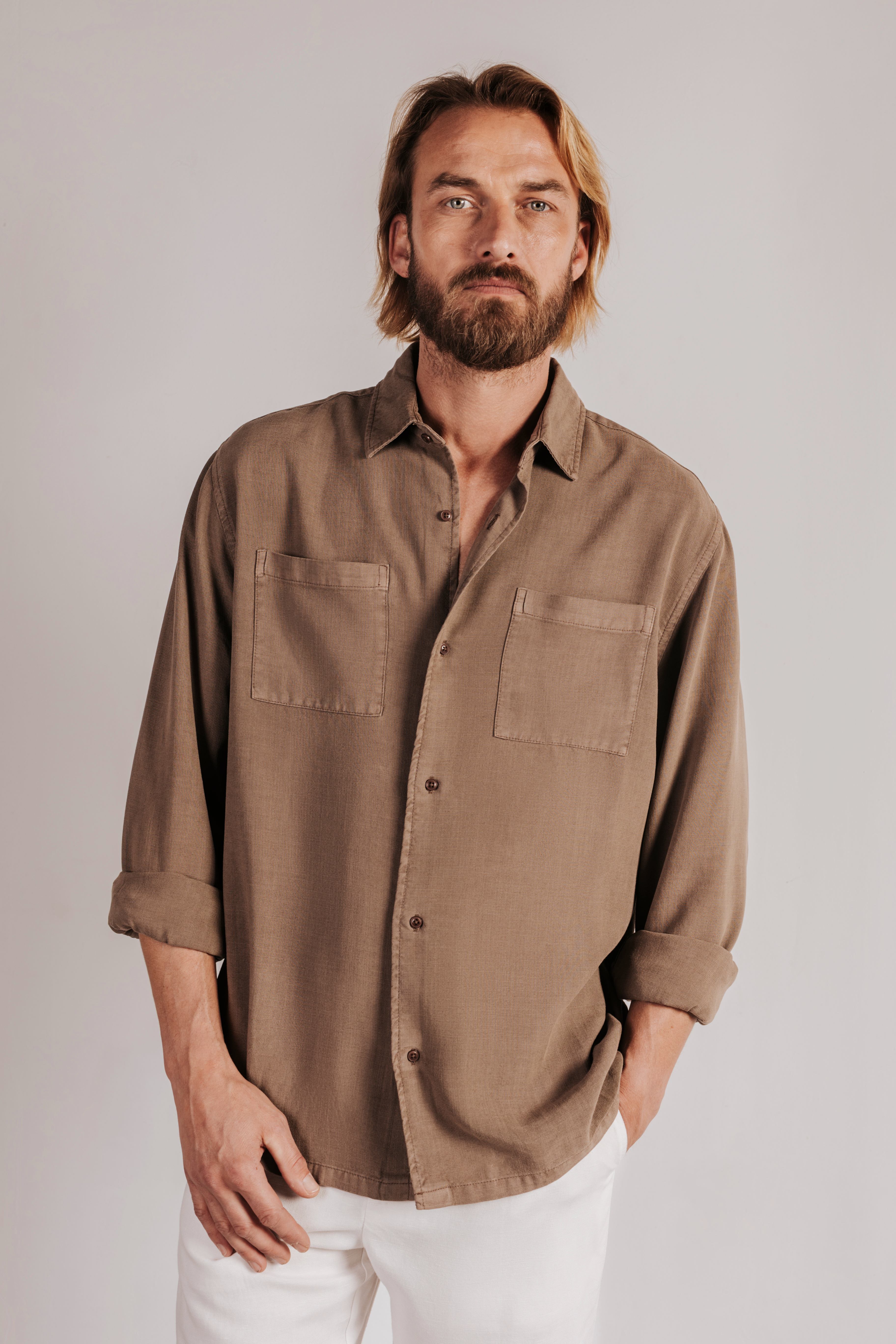 Camisa regular fit con bolsillo