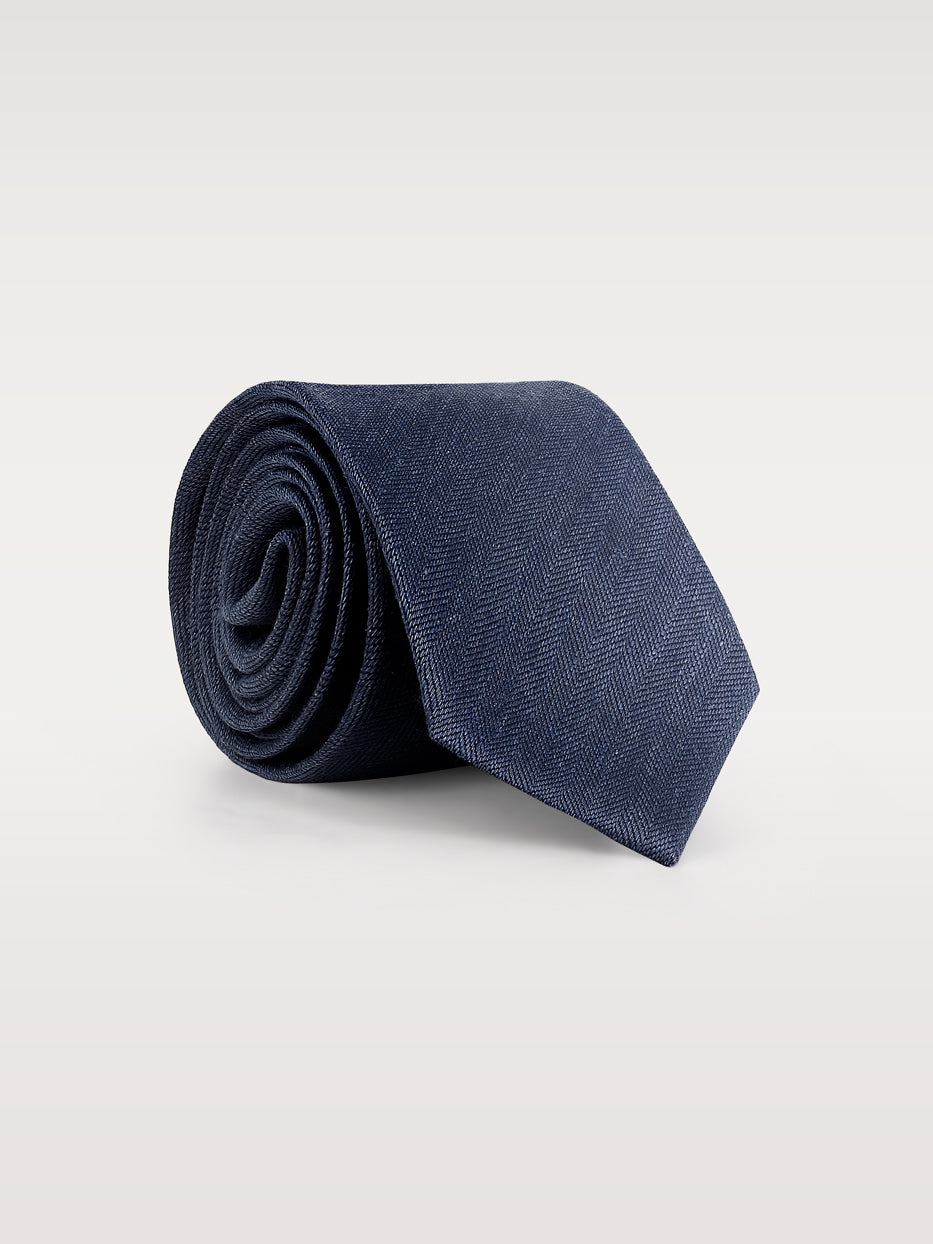 Corbata lisa con estructura