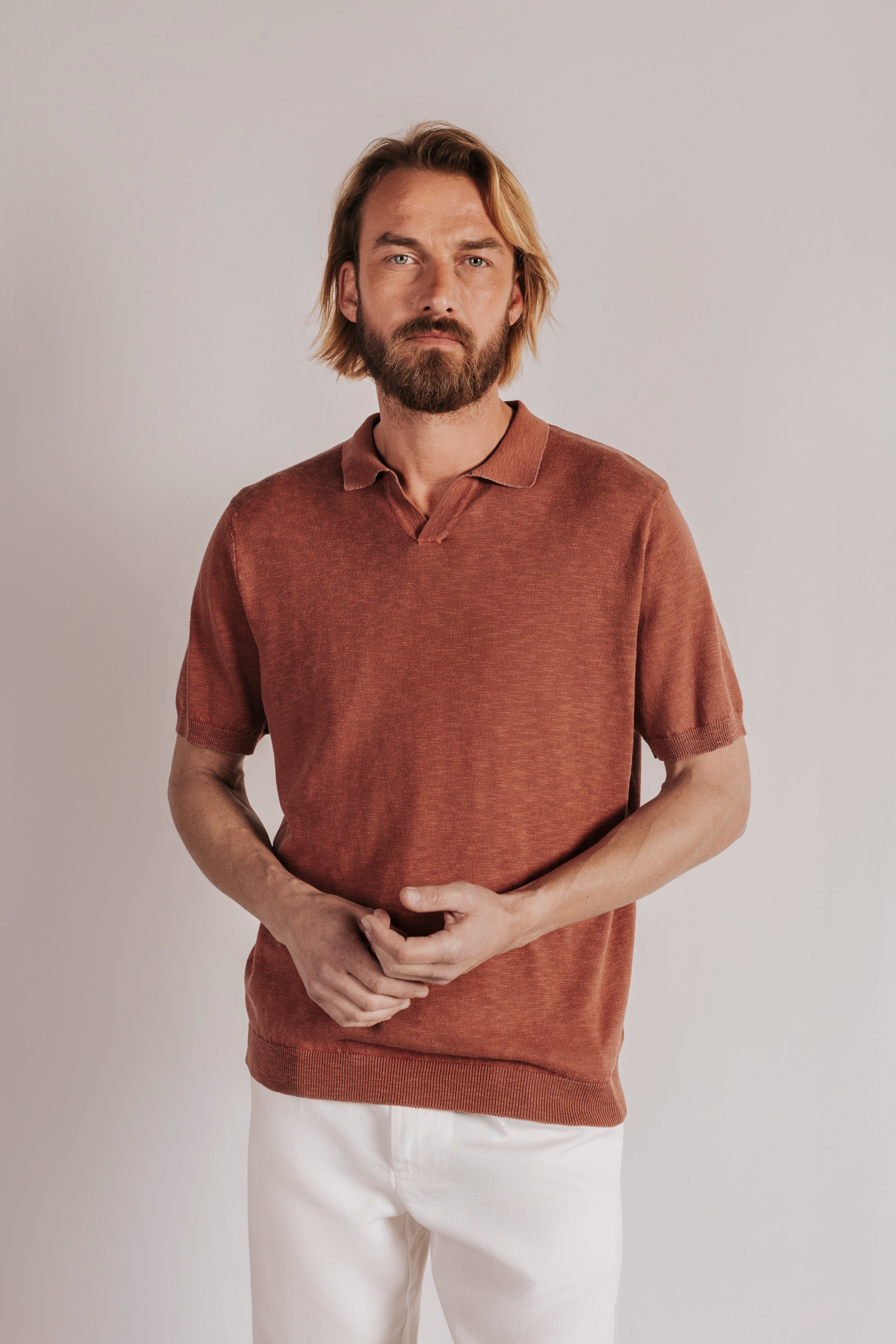 Flame-colored knitted polo shirt