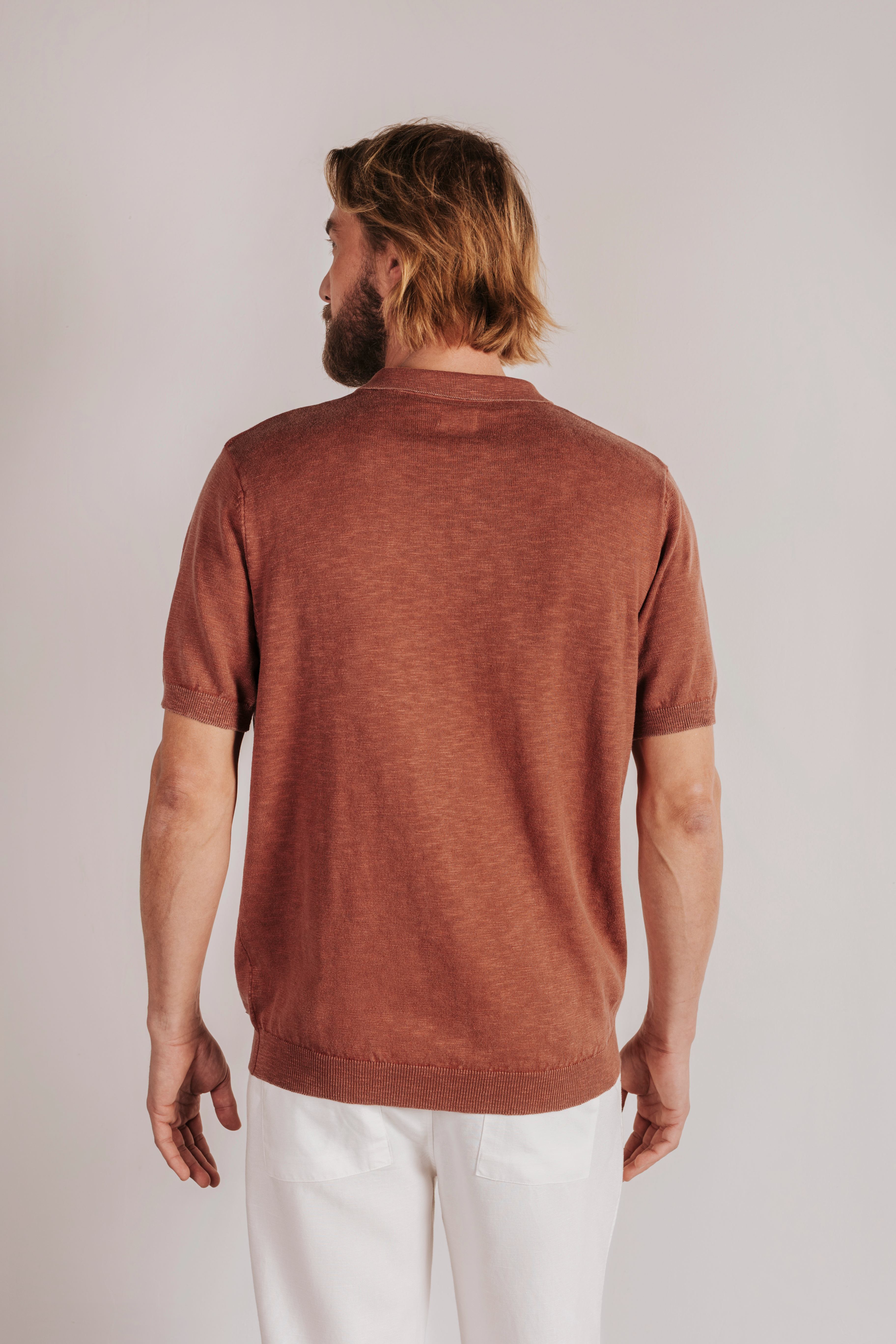 Flame-colored knitted polo shirt