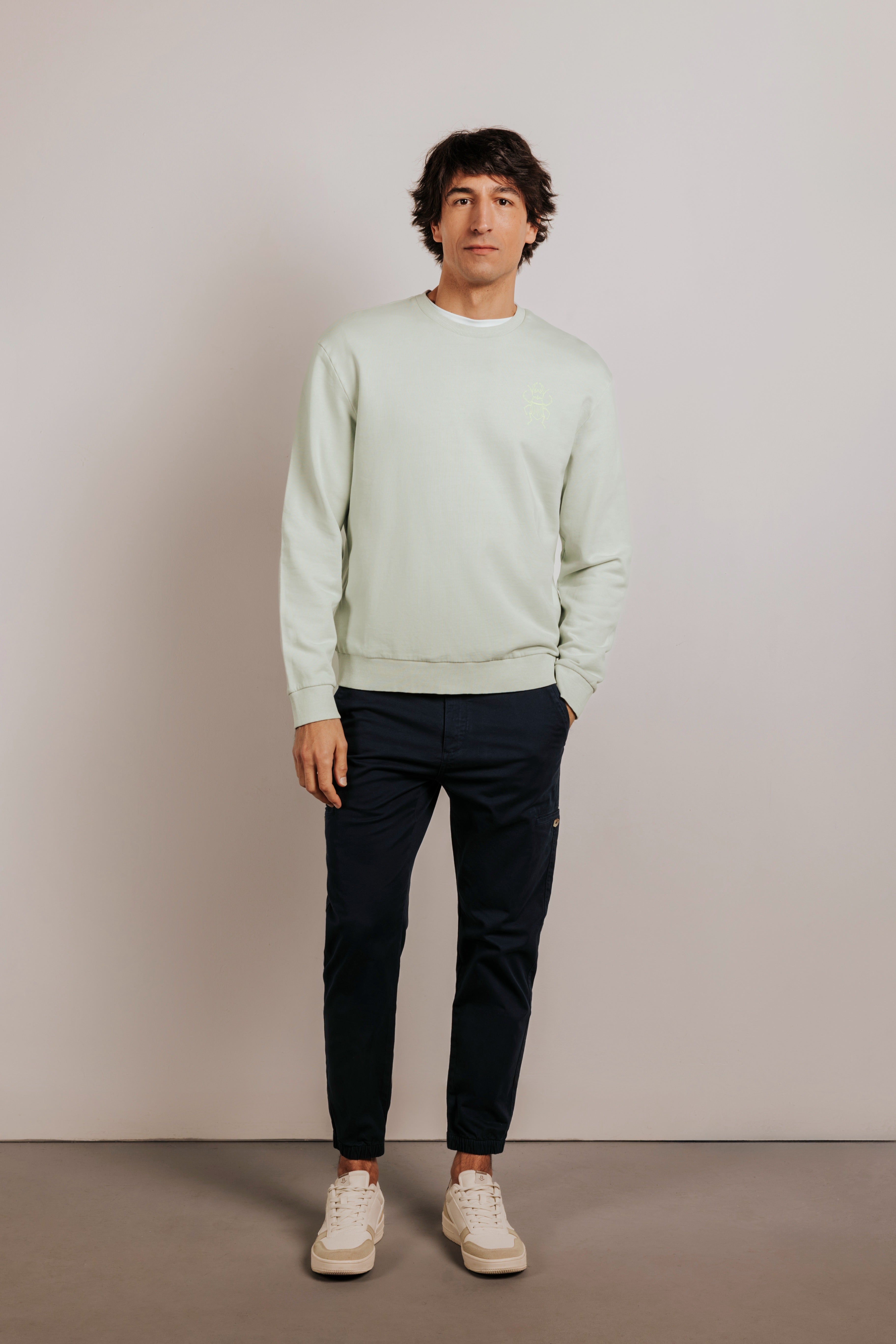 Sudadera confort gráfica escarabajo