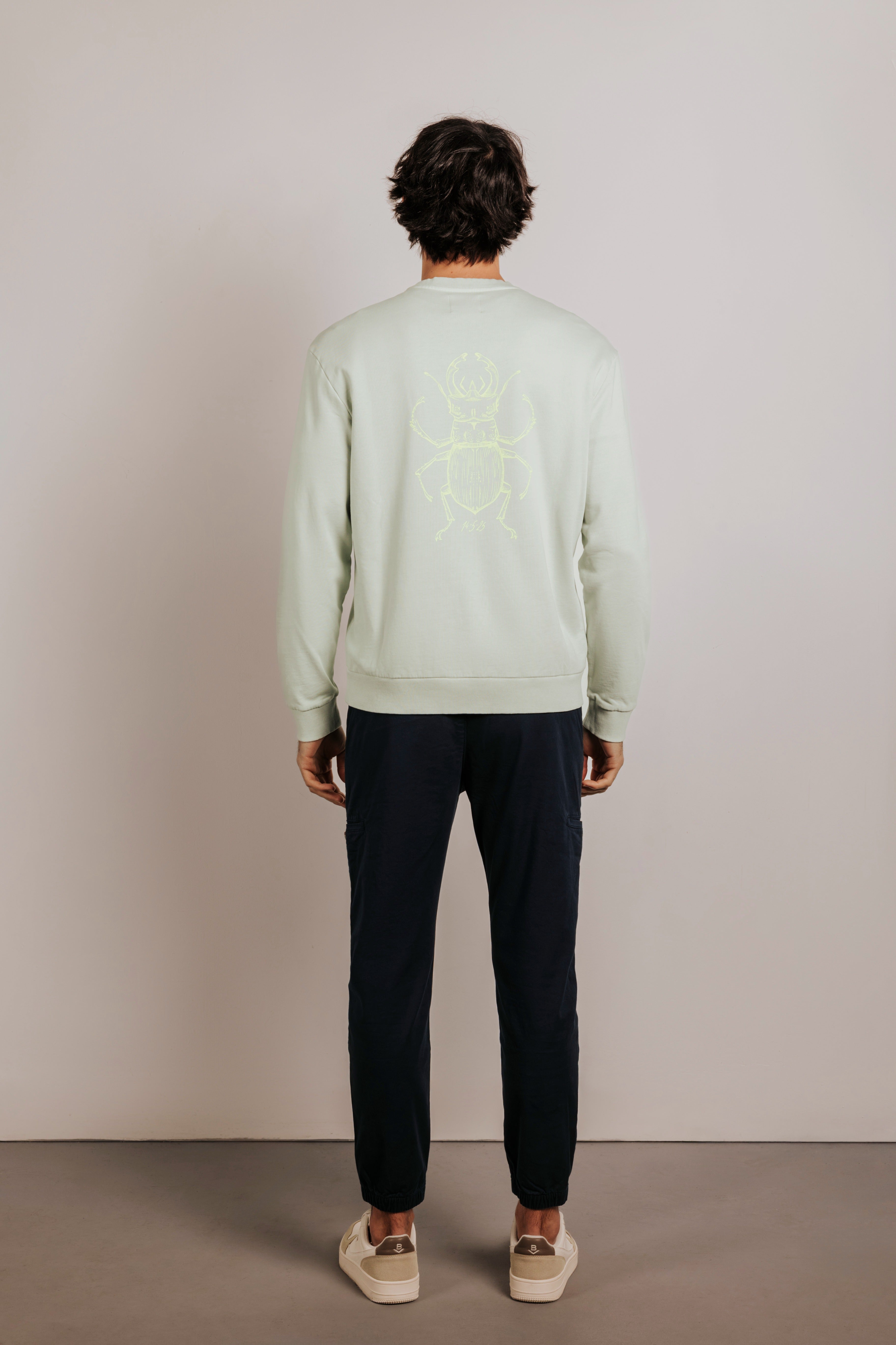 Sudadera confort gráfica escarabajo
