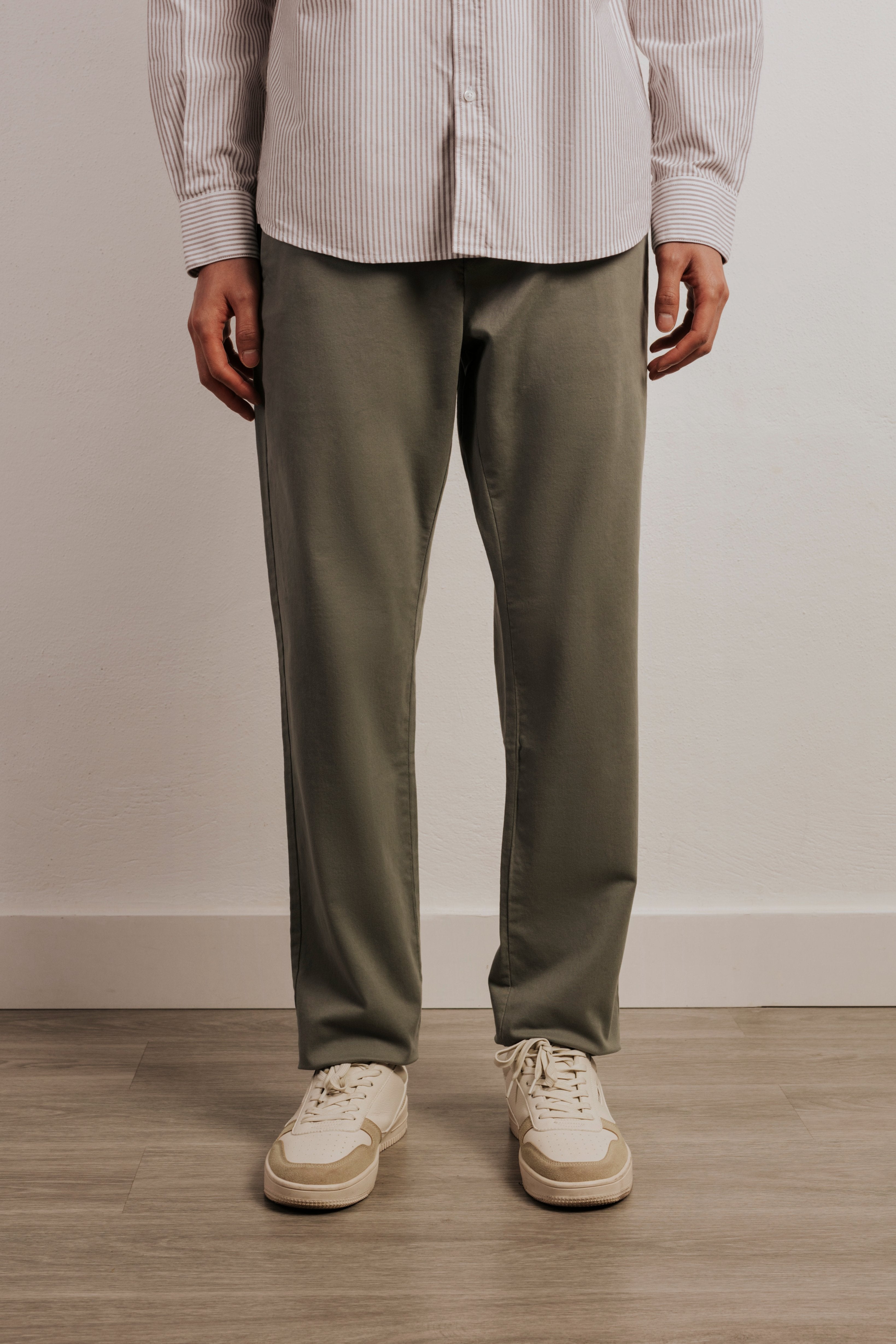 Pantalón chino slim fit esencial