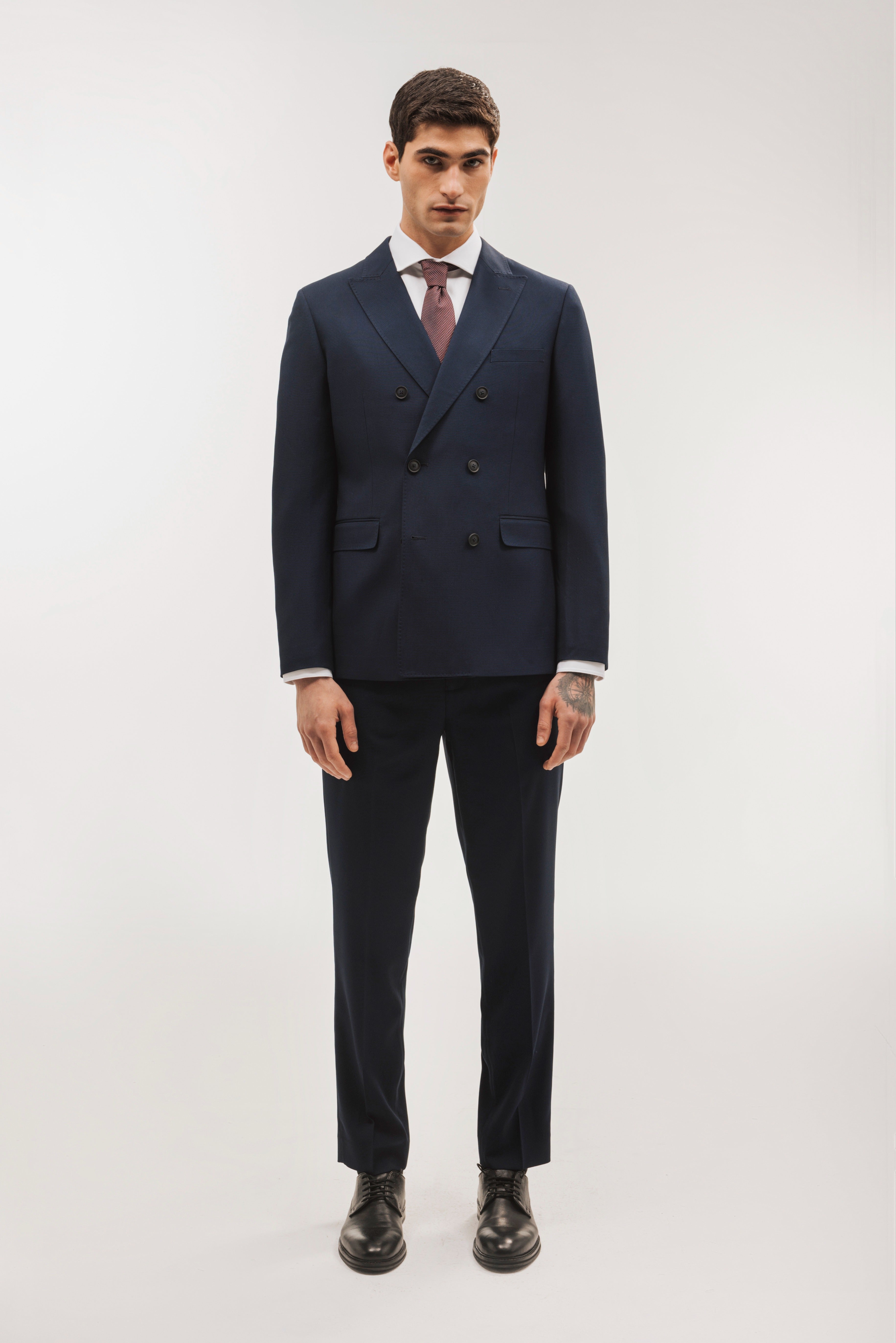 Pantalón traje slim fit falso liso