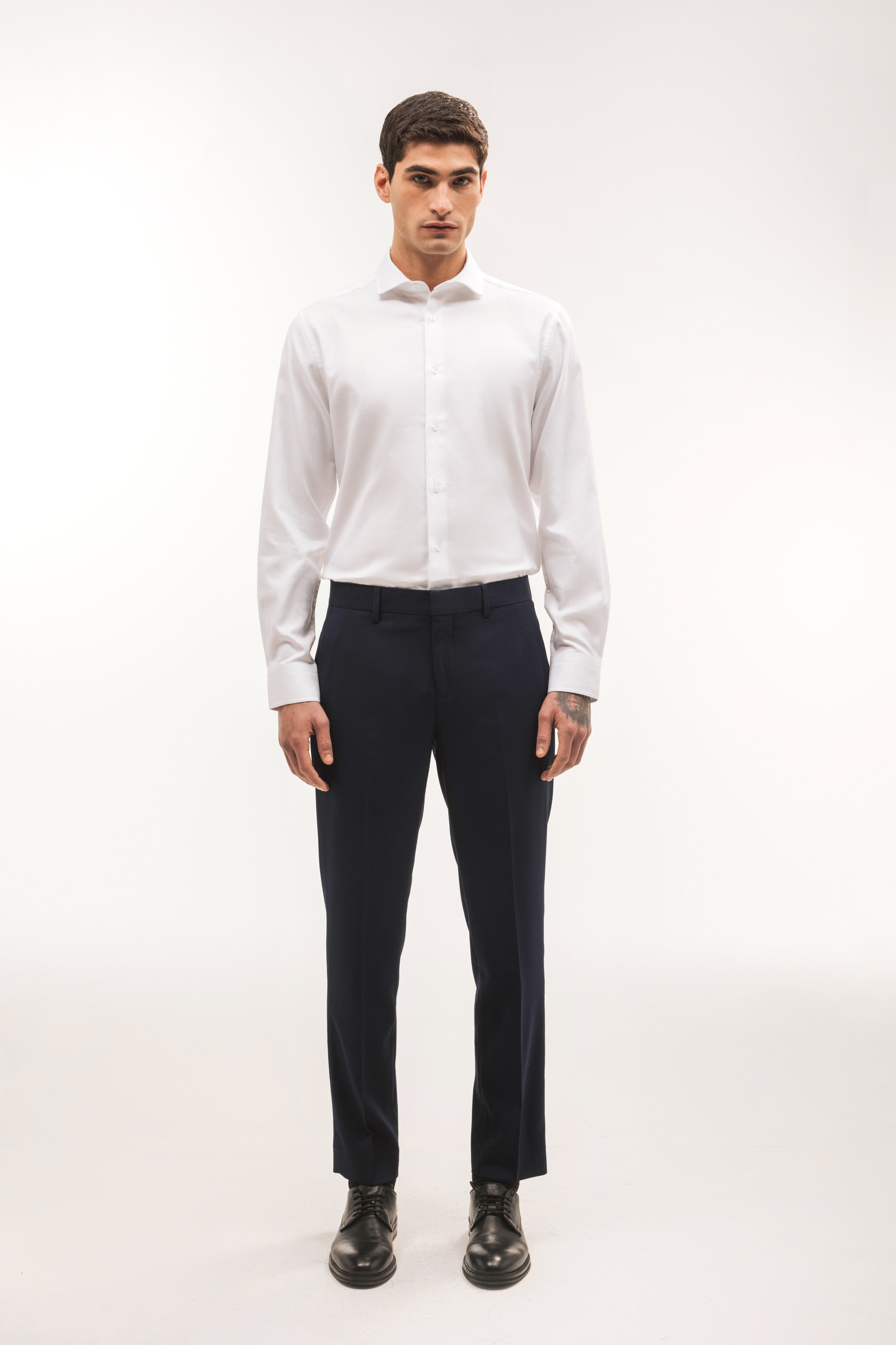 Pantalón traje slim fit falso liso