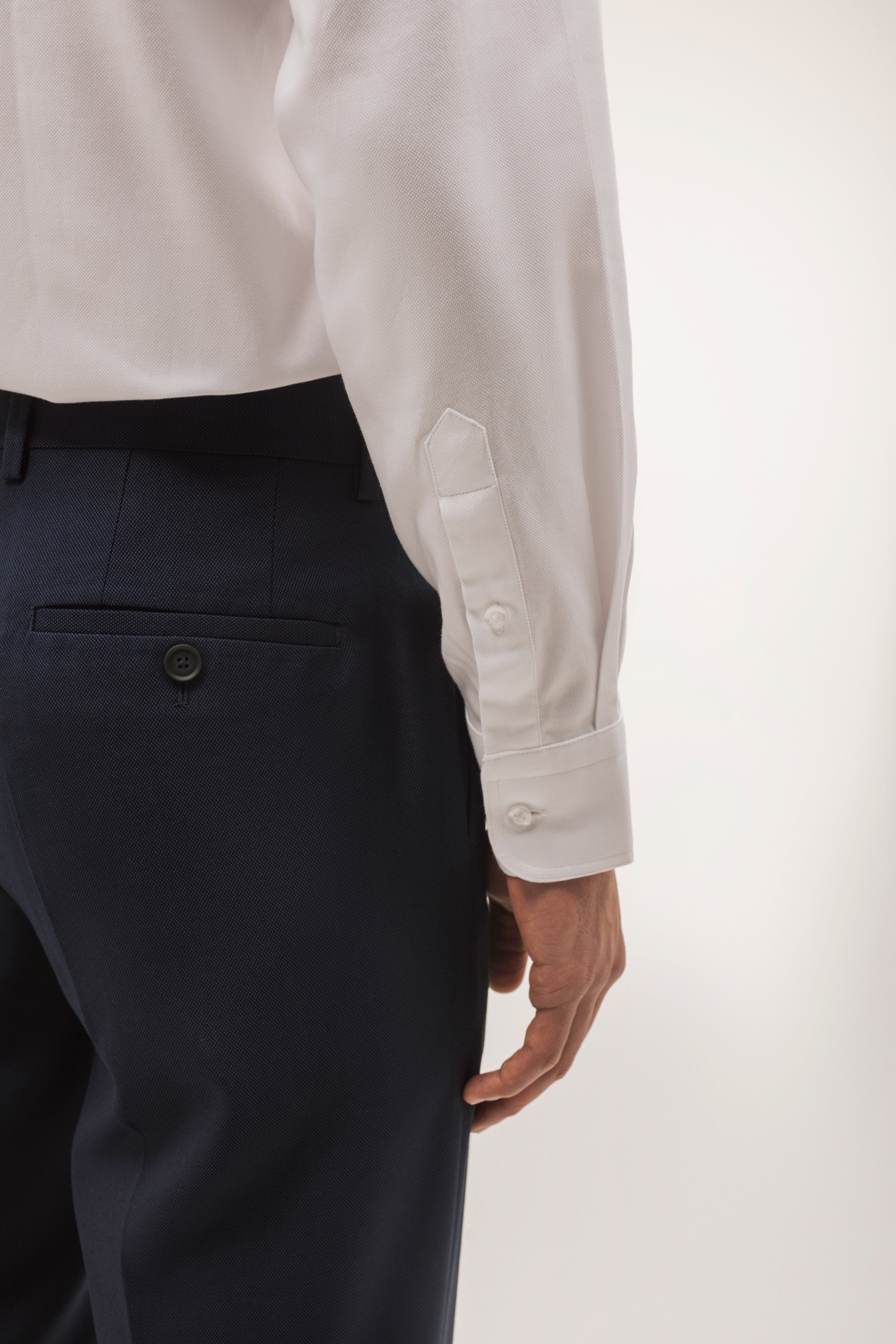Pantalón traje slim fit falso liso