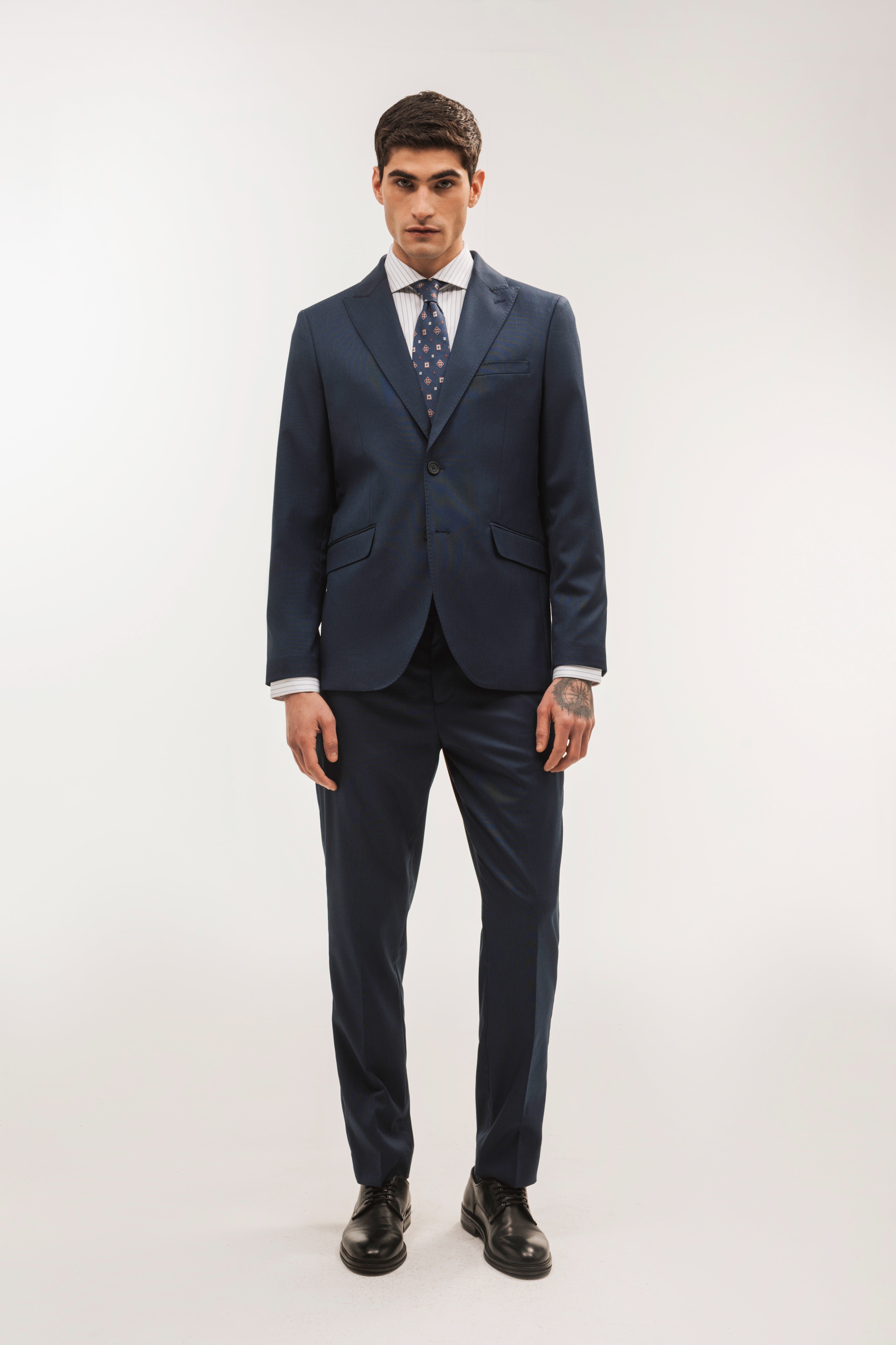 Pantalón traje slim fit falso liso