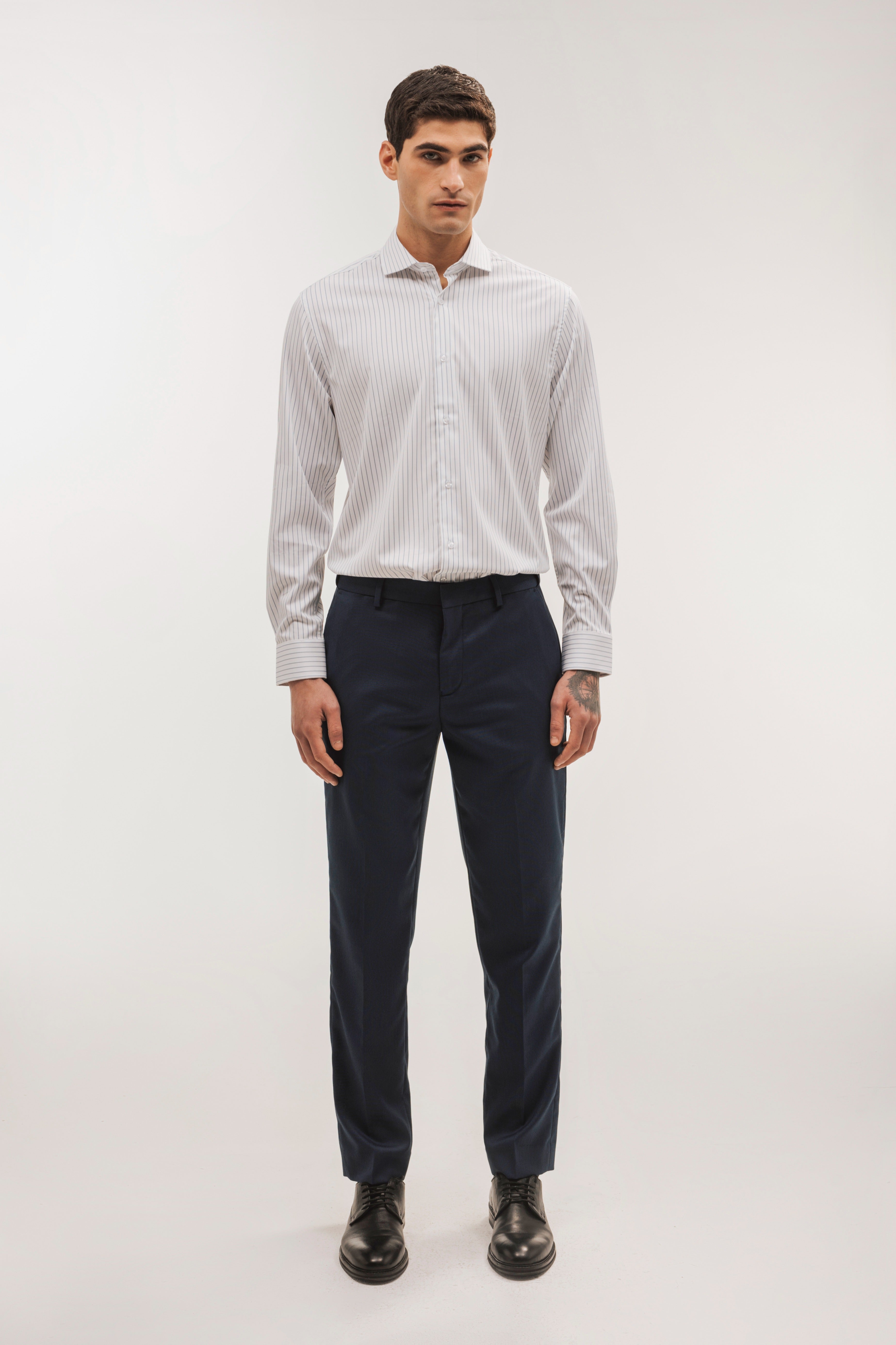 Pantalón traje slim fit falso liso