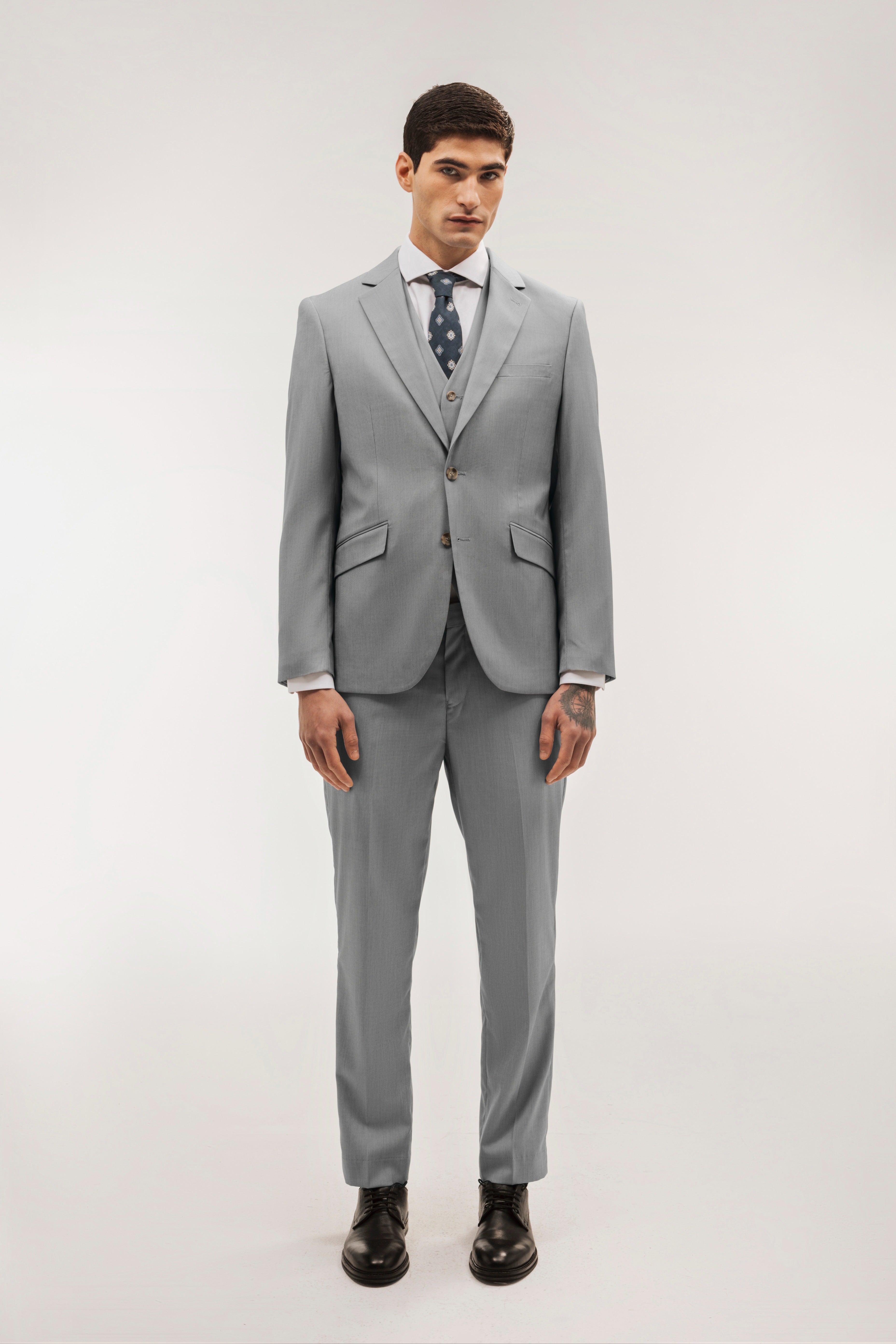 Pantalón traje slim fit falso liso