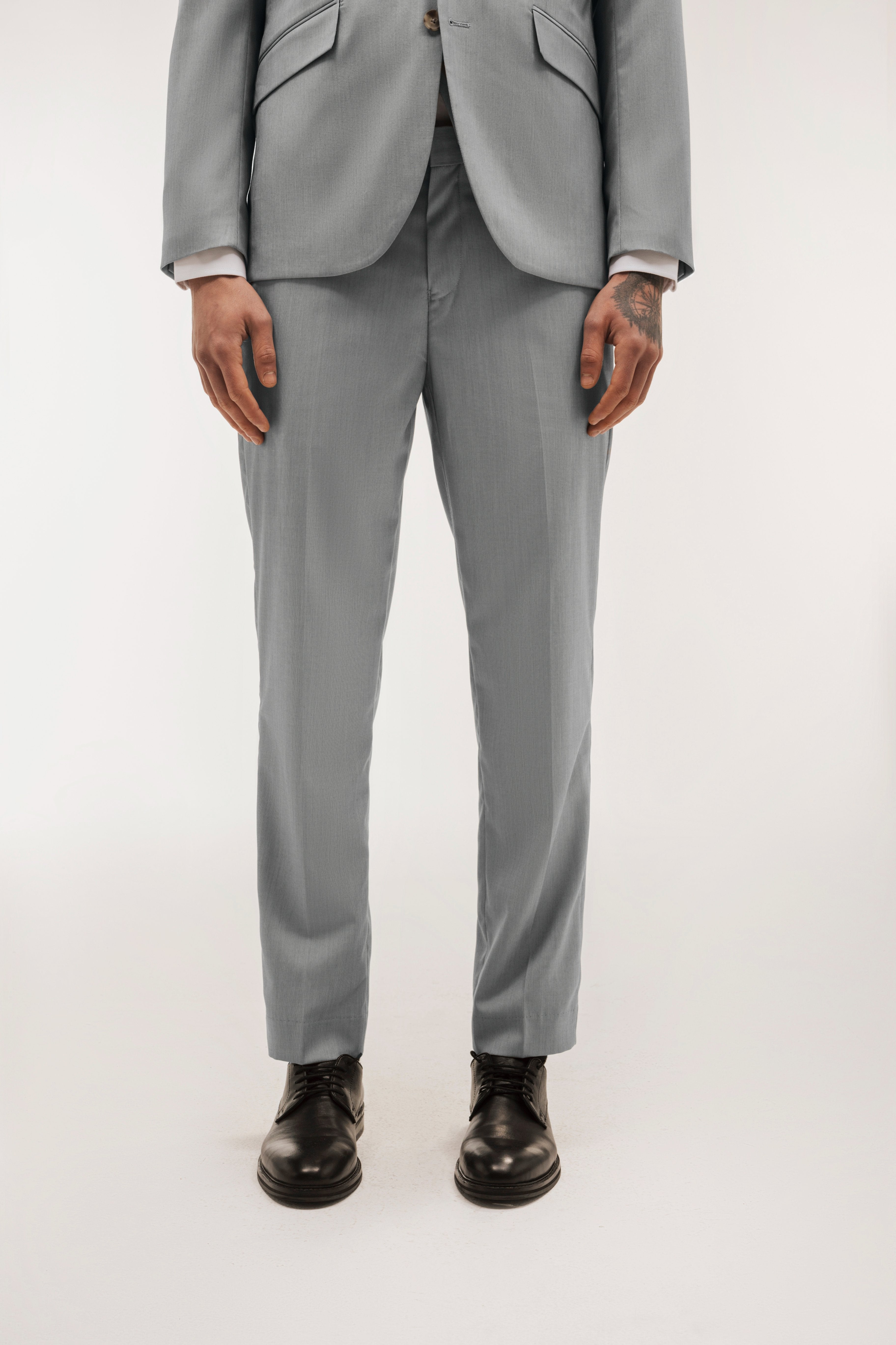 Pantalón traje slim fit falso liso