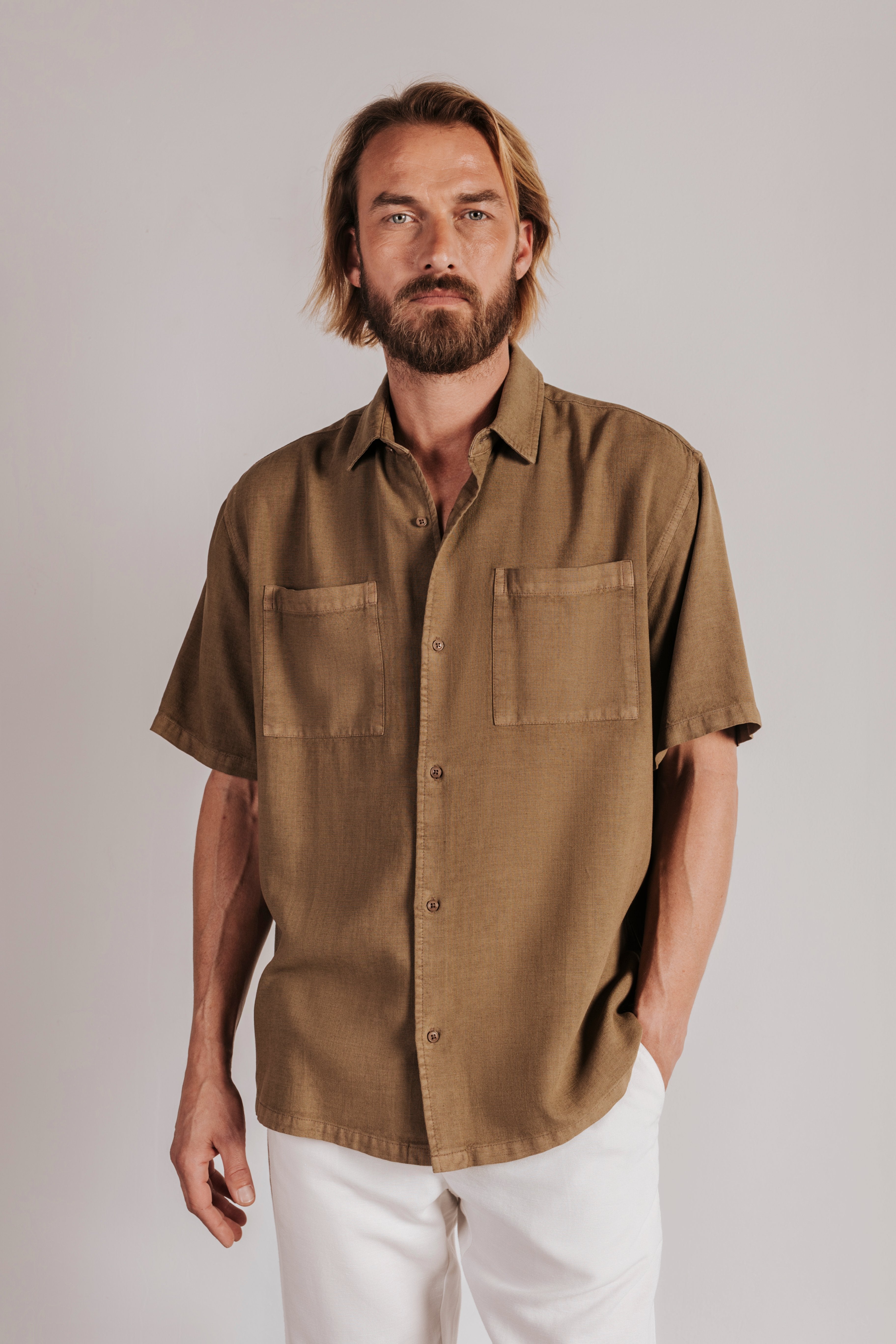 Camisa lino manga corta bolsillos