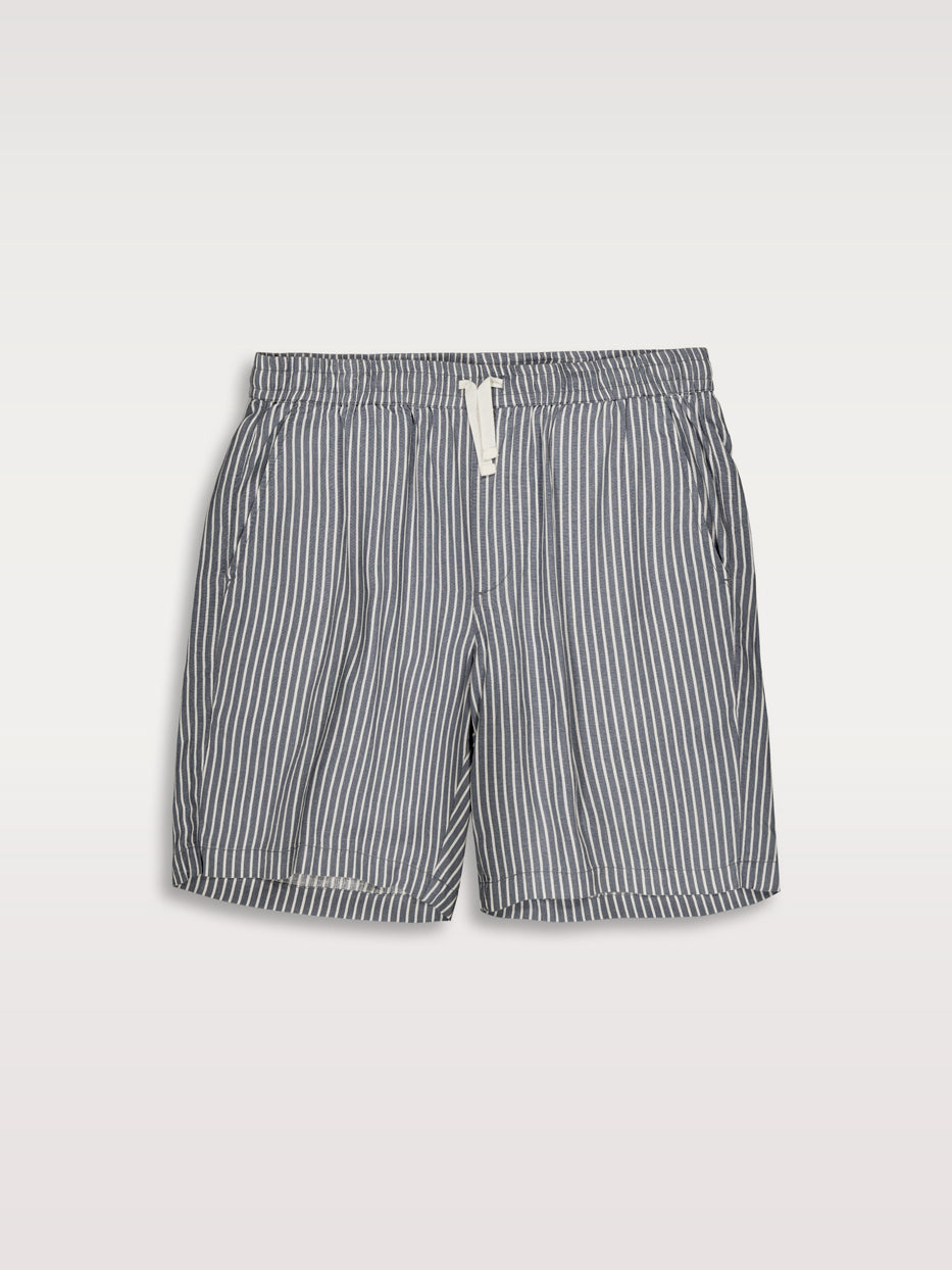 Linen Bermuda shorts with elastic waist.
