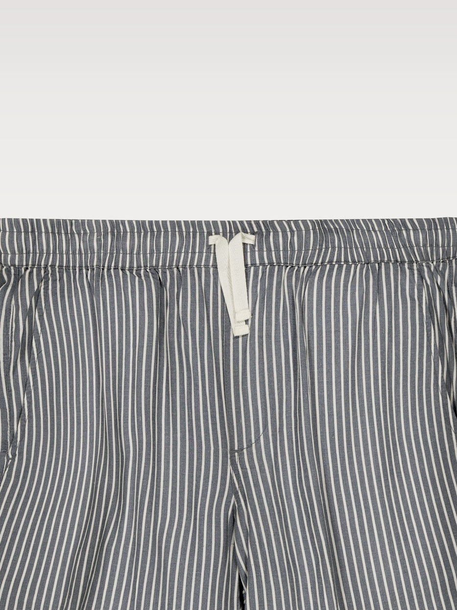 Linen Bermuda shorts with elastic waist.