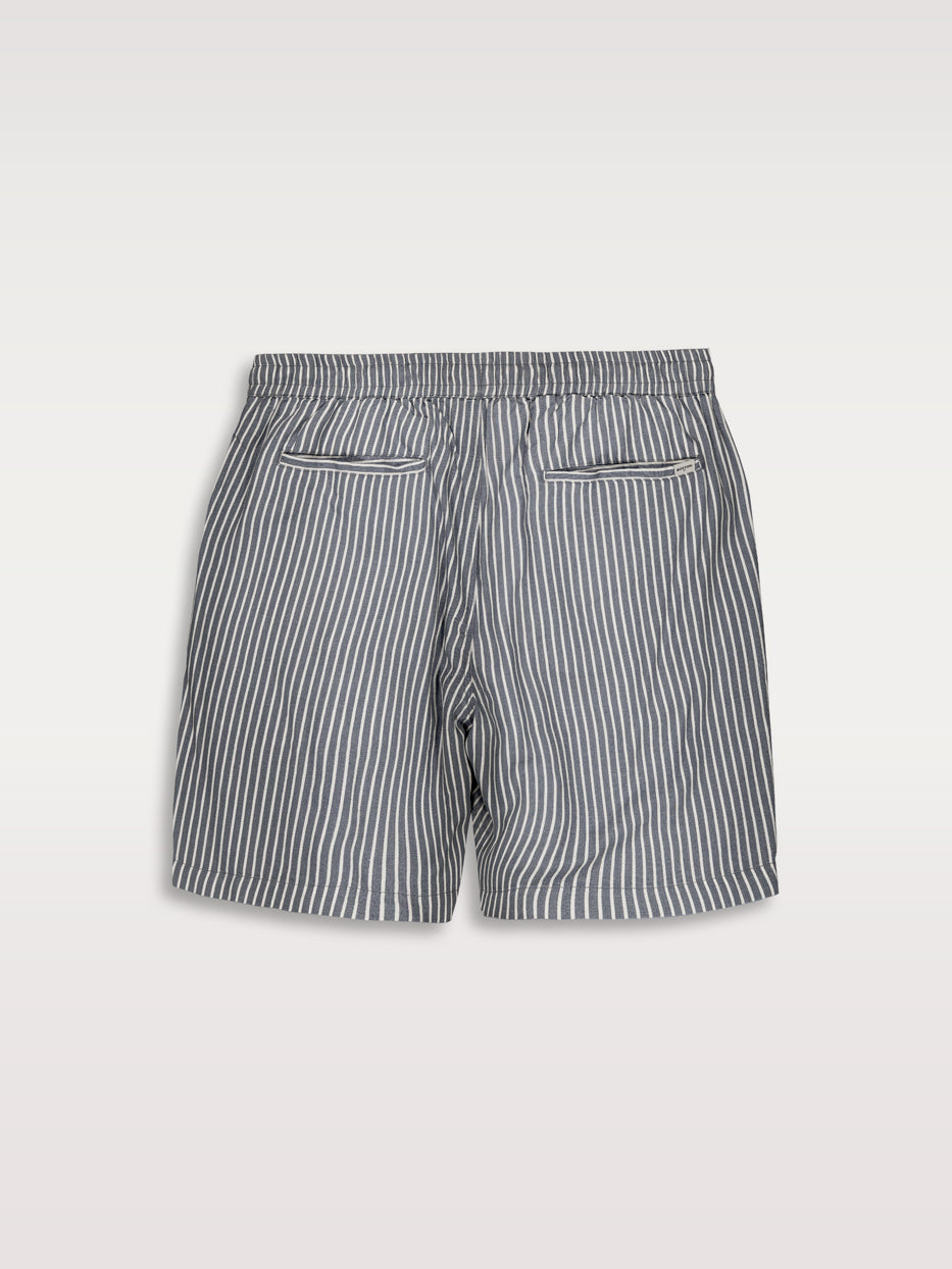 Linen Bermuda shorts with elastic waist.