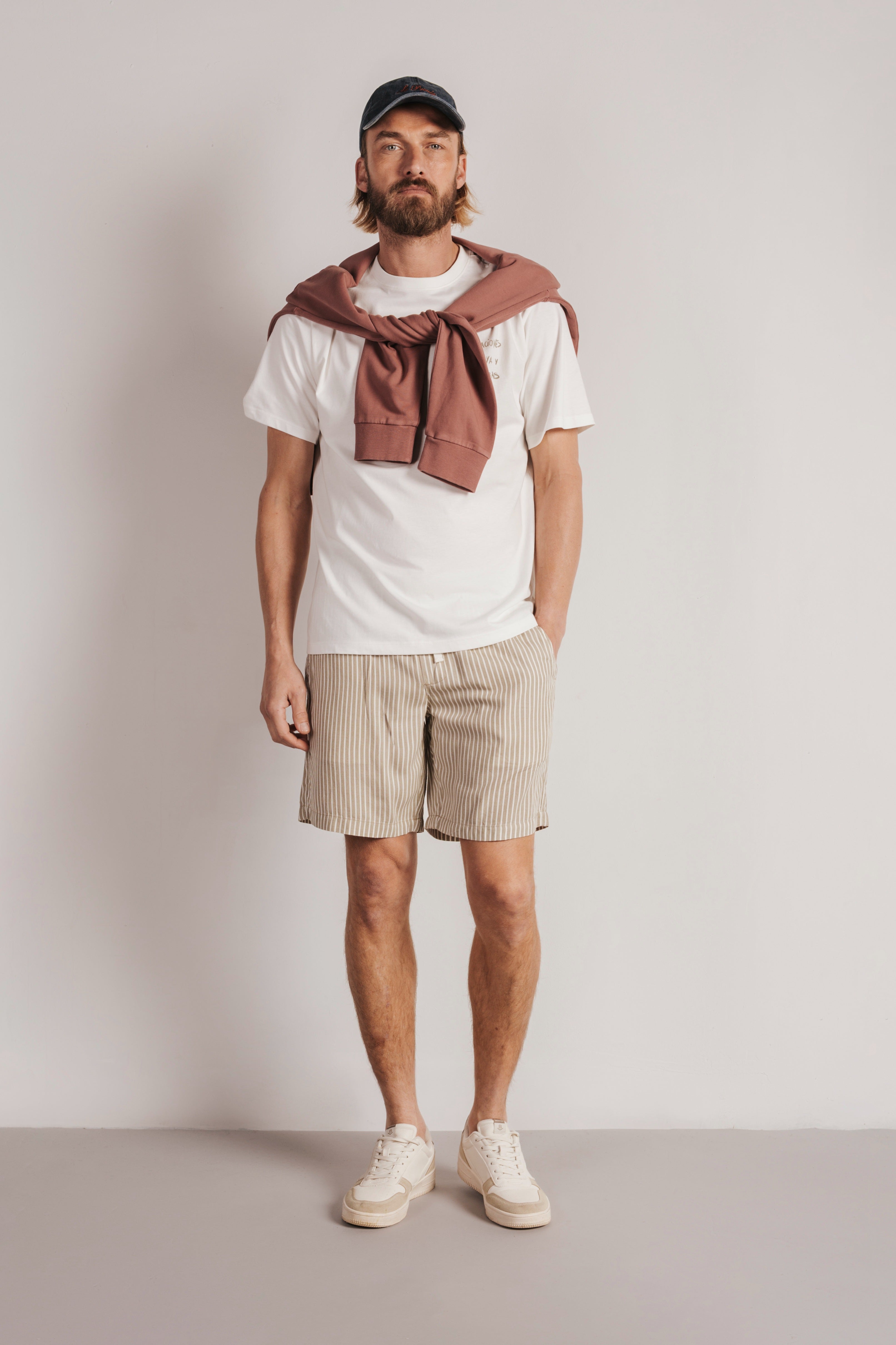 Linen Bermuda shorts with elastic waist.