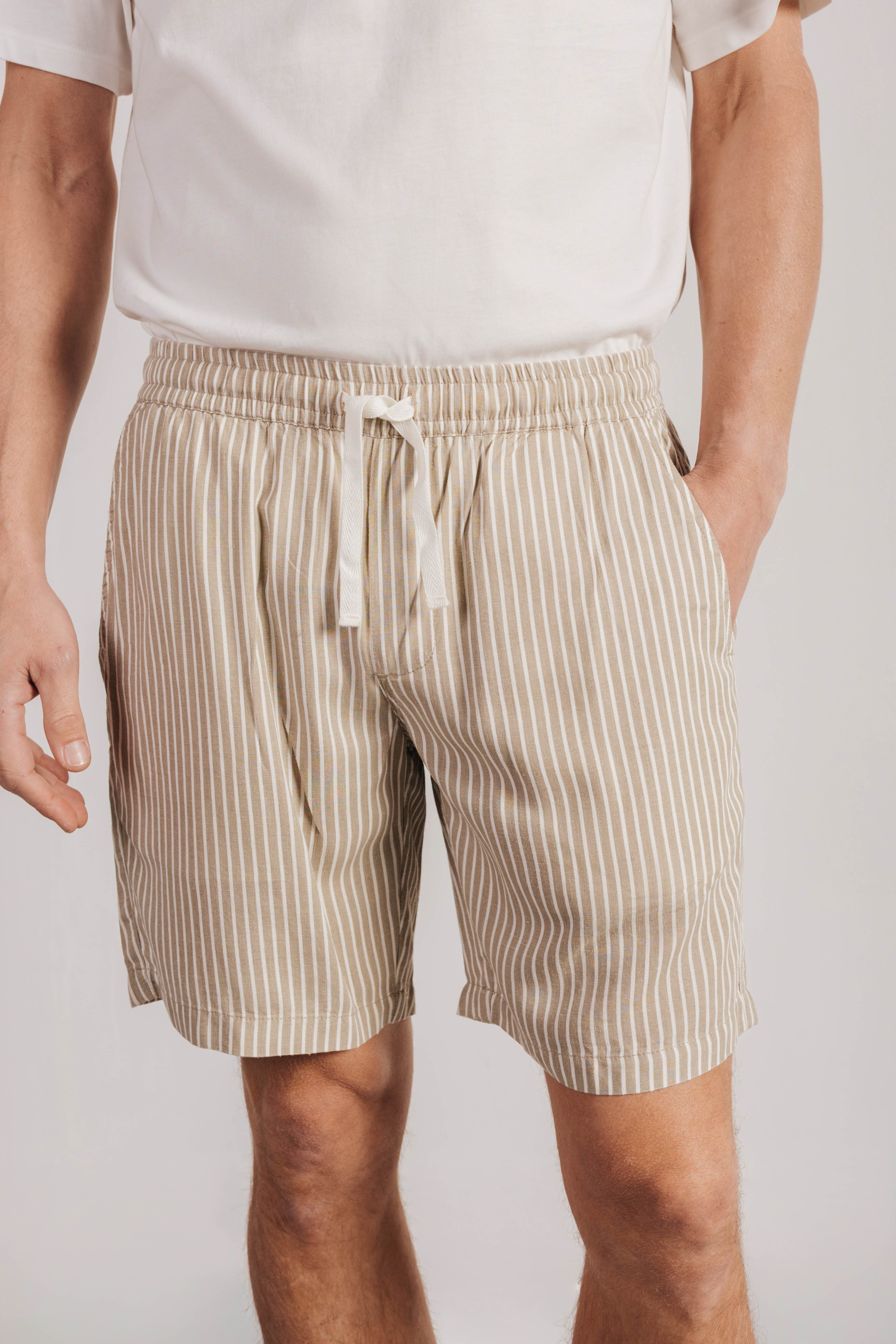 Linen Bermuda shorts with elastic waist.